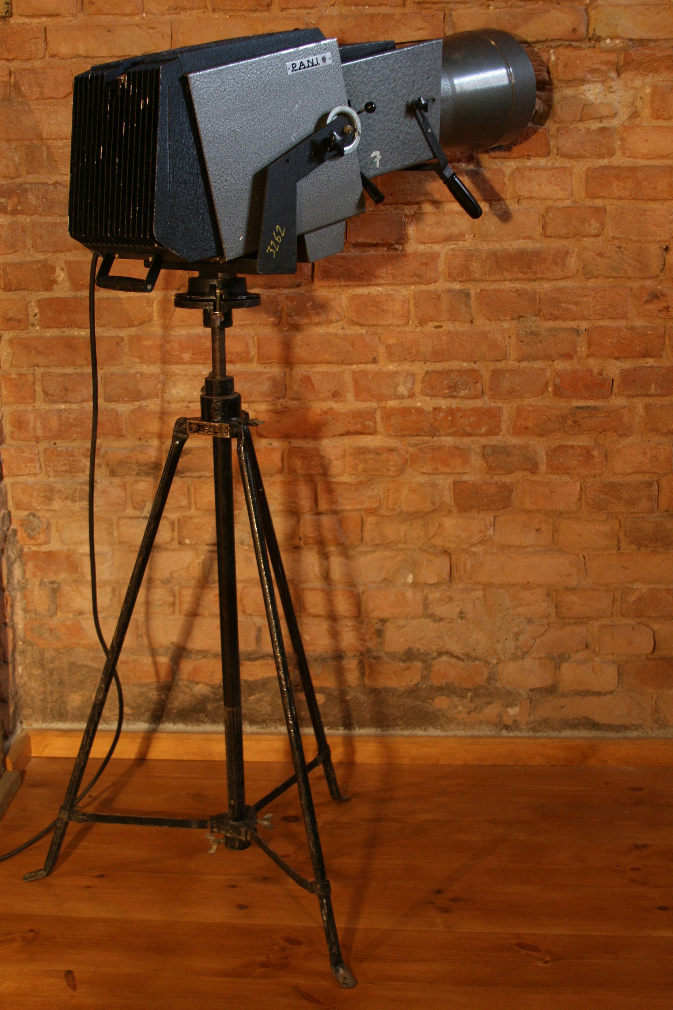 1970s Large Pani Film Spotlight on a Steel Tripod In Good Condition For Sale In Warsaw, PL