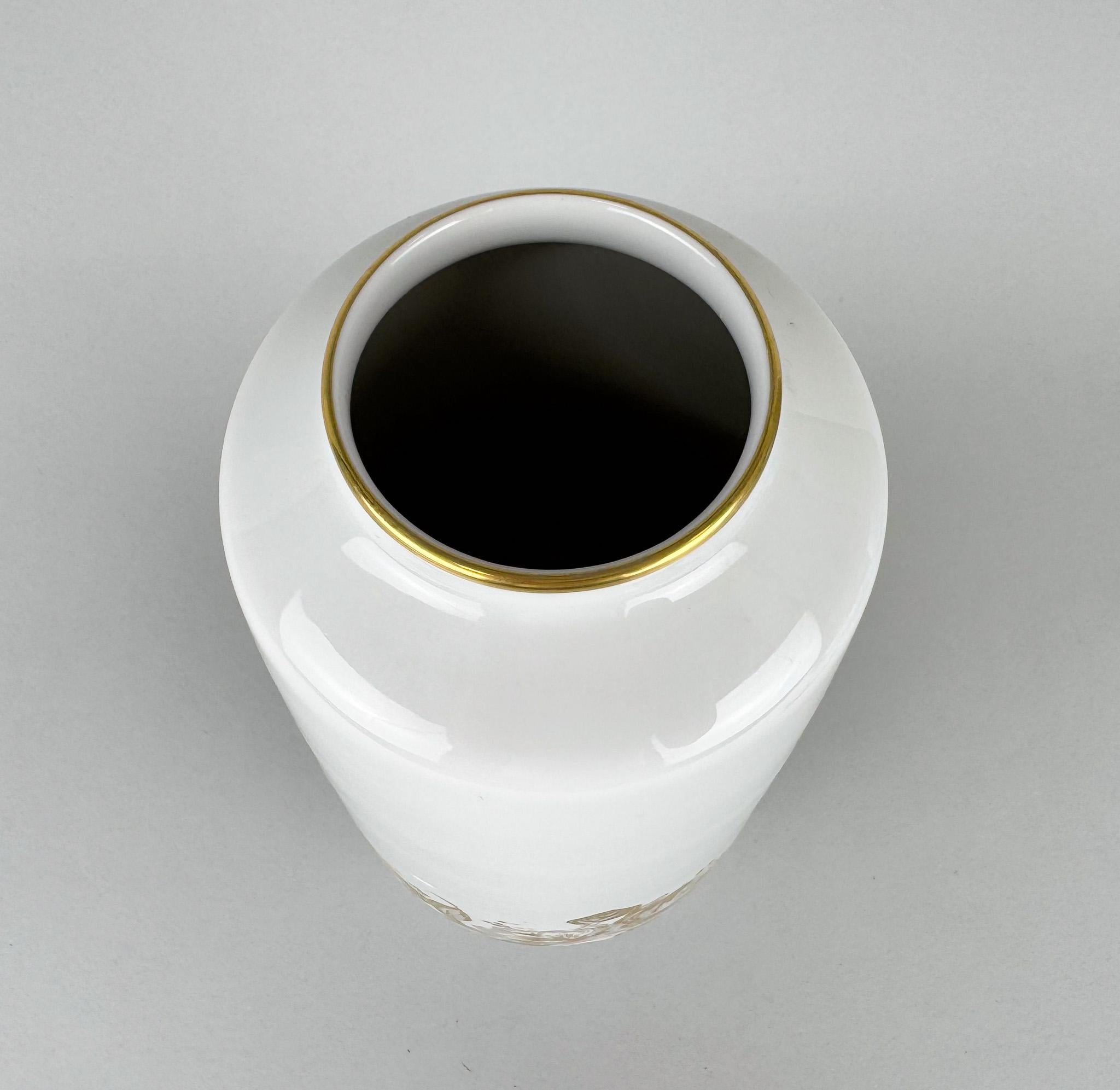 1970's Large Porcelain Vase by Hutschenreuther In Good Condition For Sale In Praha, CZ