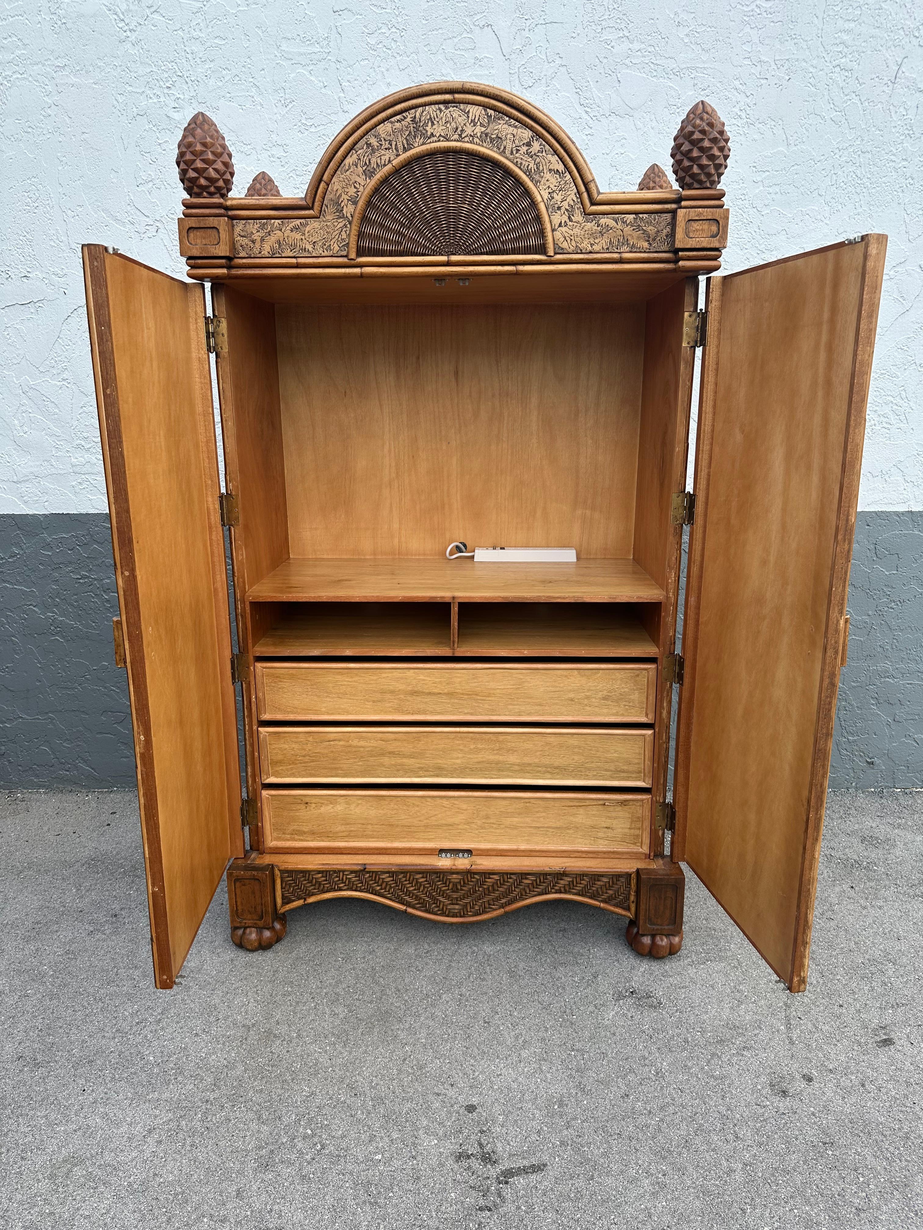 Armario con Arco Safari de madera grabada de los años setenta en venta 3