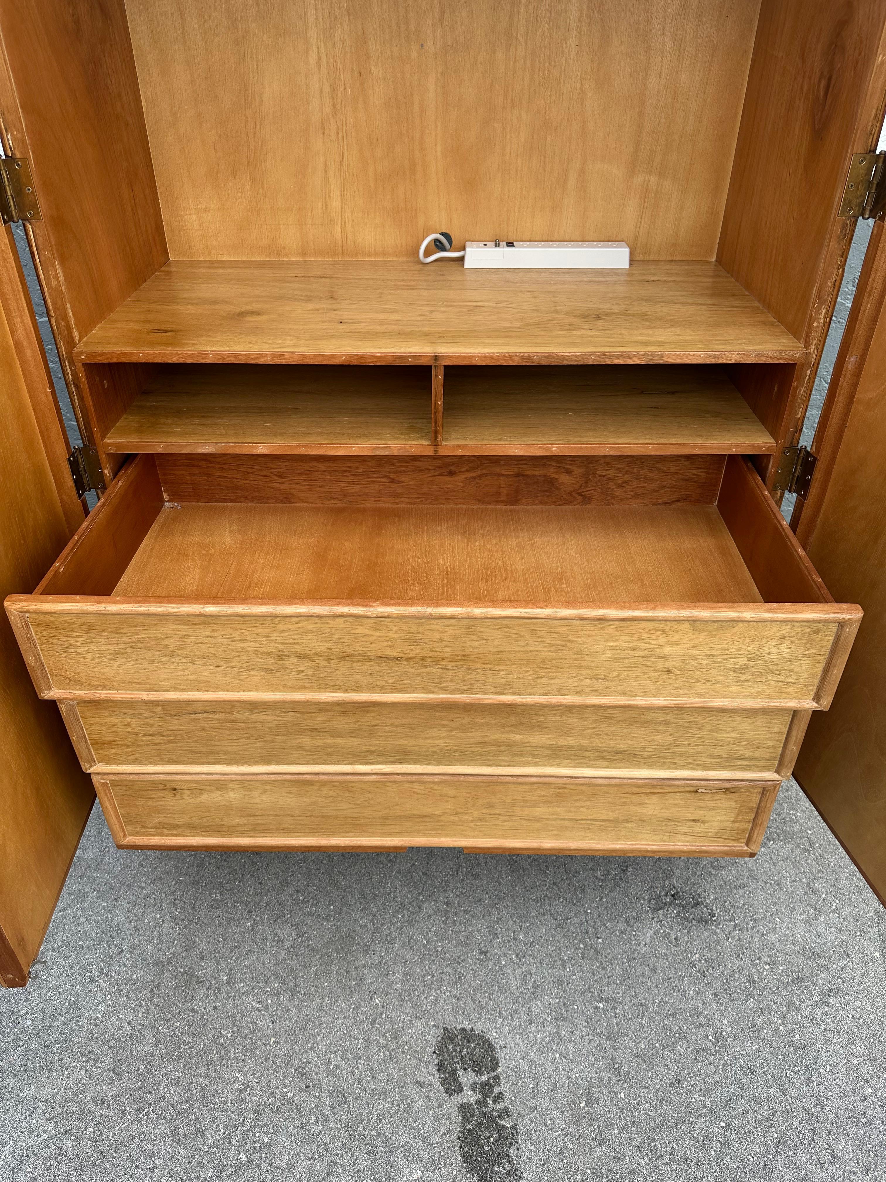 Armario con Arco Safari de madera grabada de los años setenta en venta 4