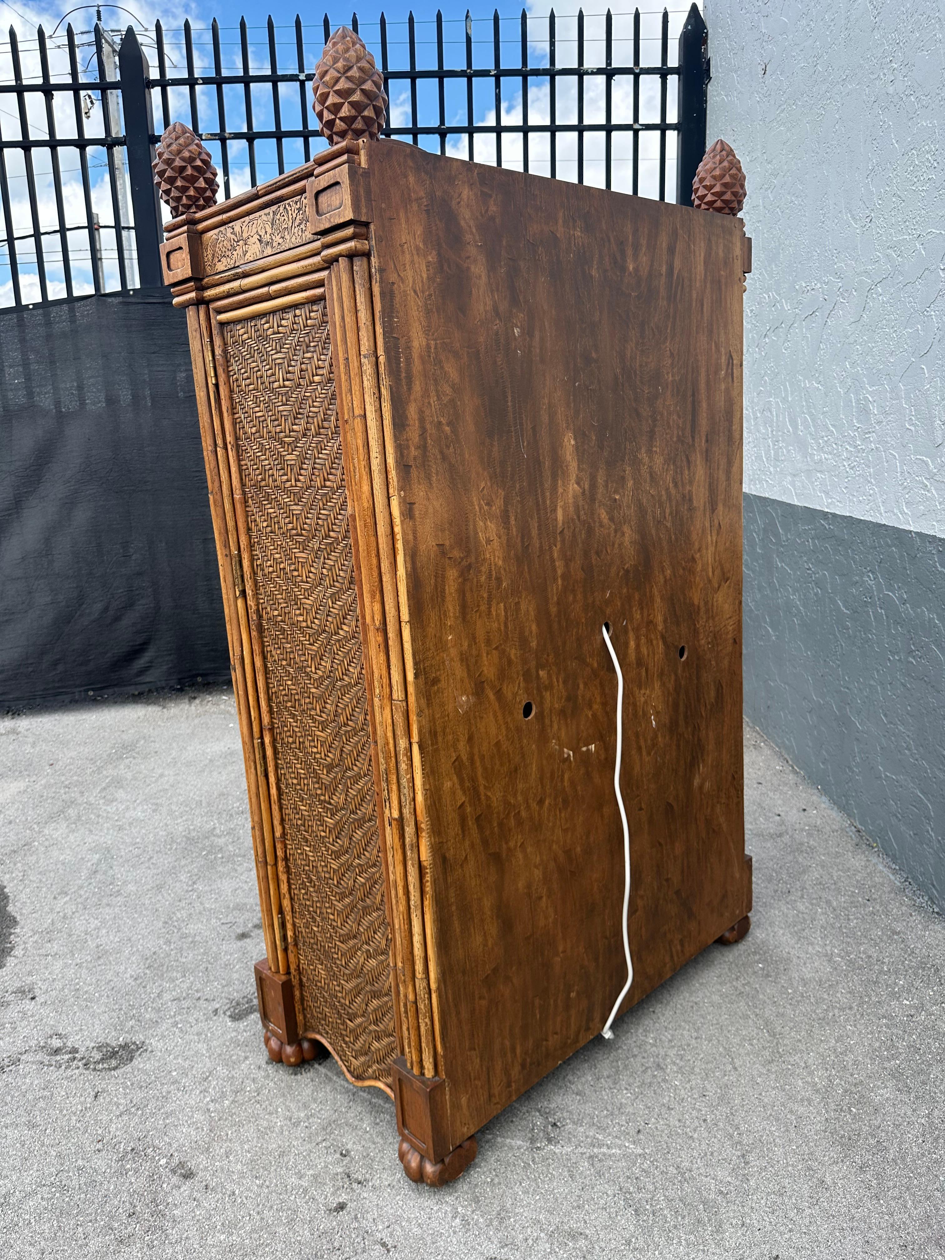 Armario con Arco Safari de madera grabada de los años setenta en Bueno estado para la venta en Fort Lauderdale, FL