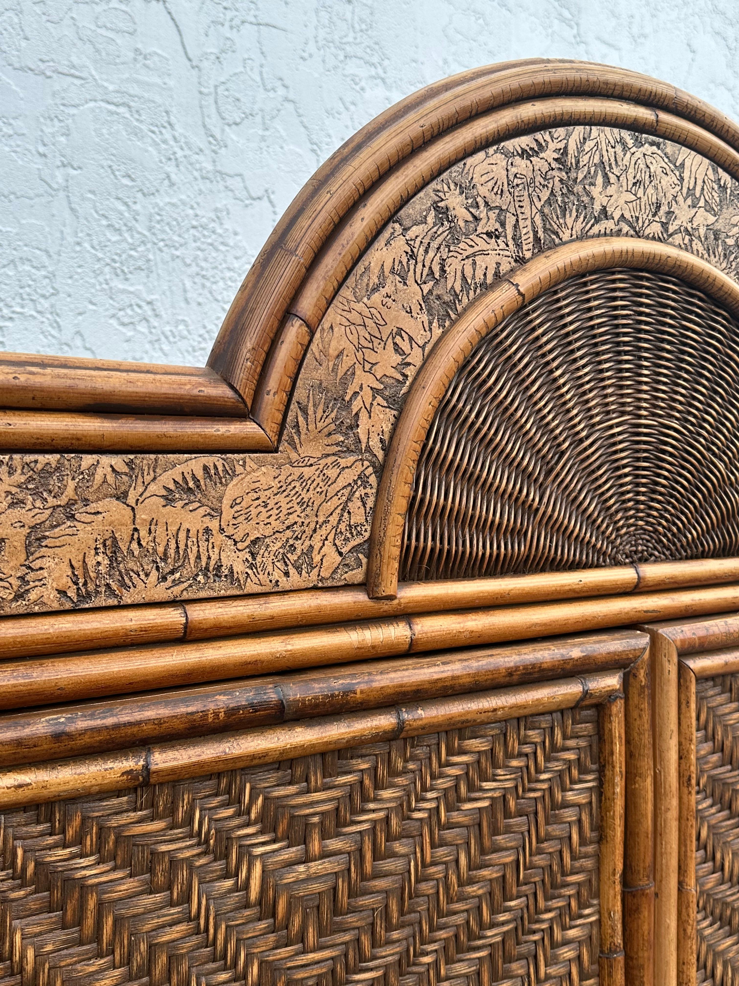 Armario con Arco Safari de madera grabada de los años setenta finales del siglo XX en venta