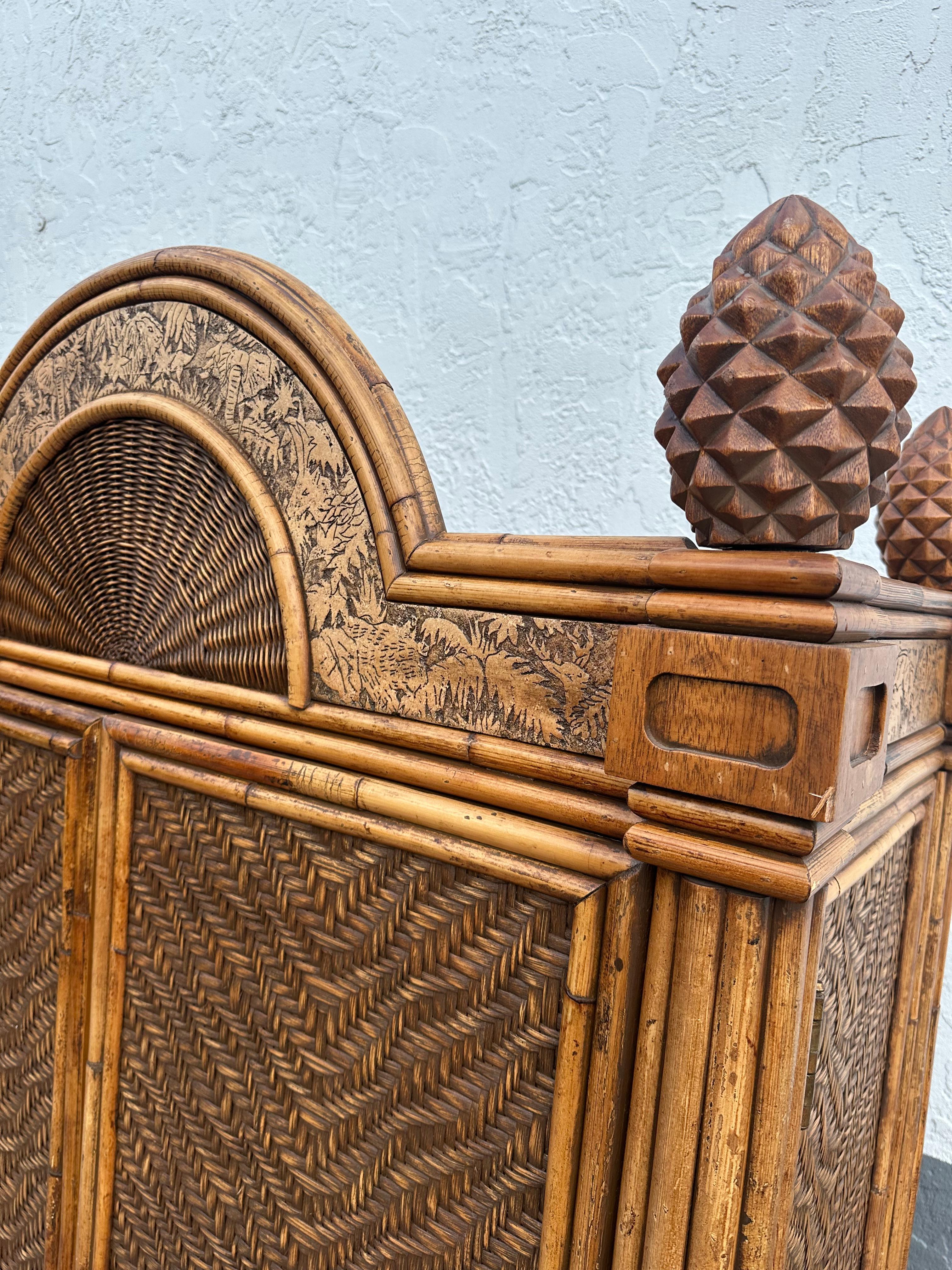 Armario con Arco Safari de madera grabada de los años setenta Ratán en venta