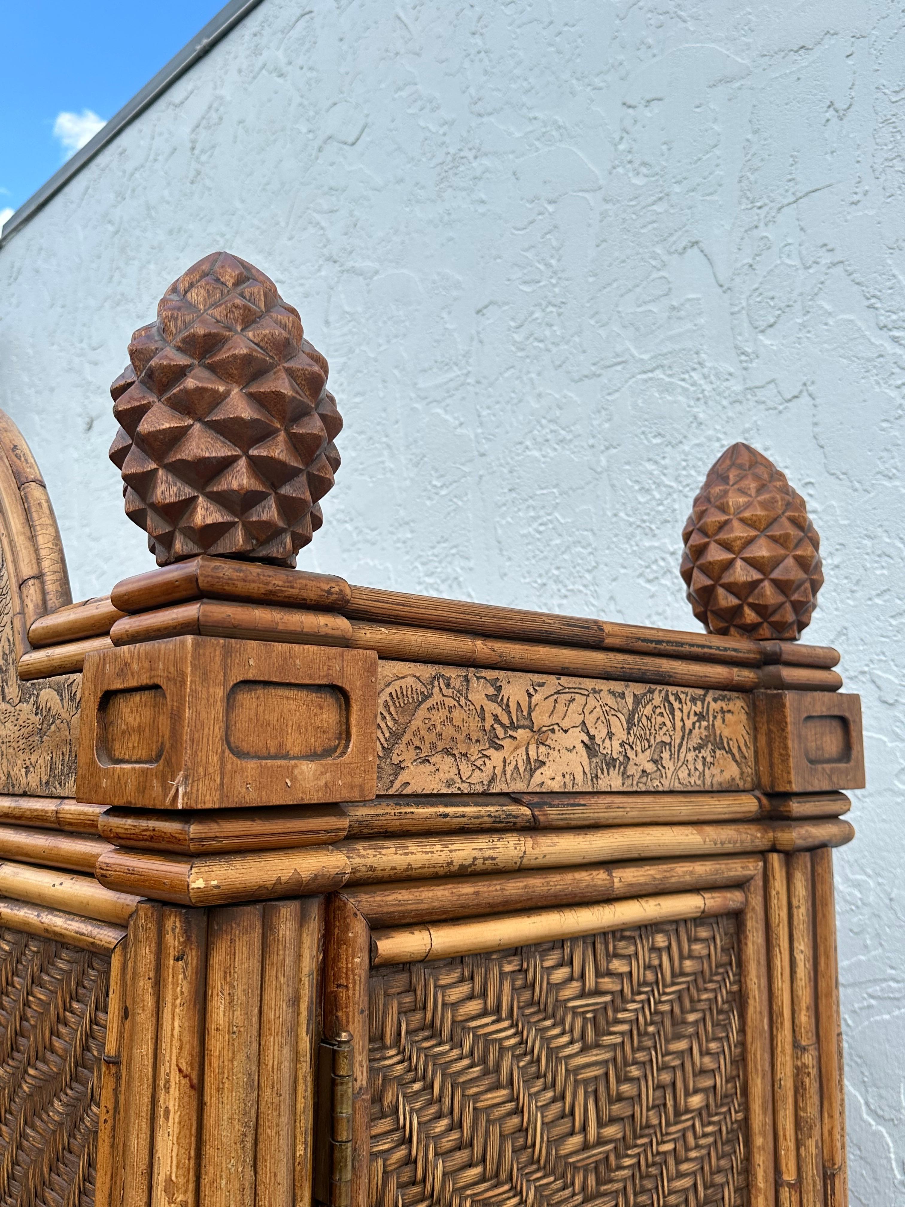 Armario con Arco Safari de madera grabada de los años setenta en venta 1