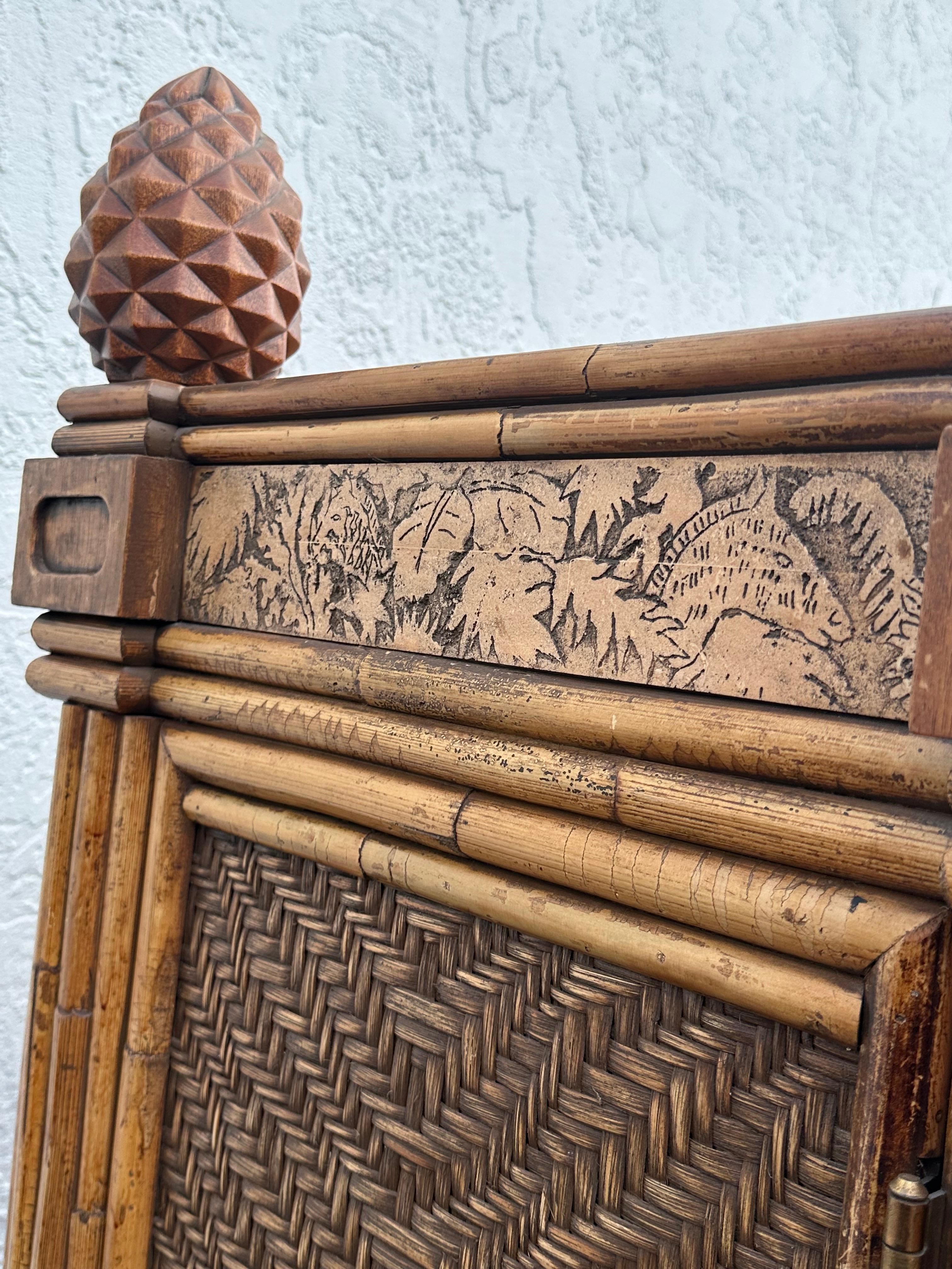 Armario con Arco Safari de madera grabada de los años setenta en venta 2