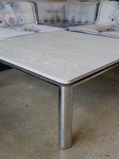 Grande table basse classique romaine en travertin et acier des années 1970