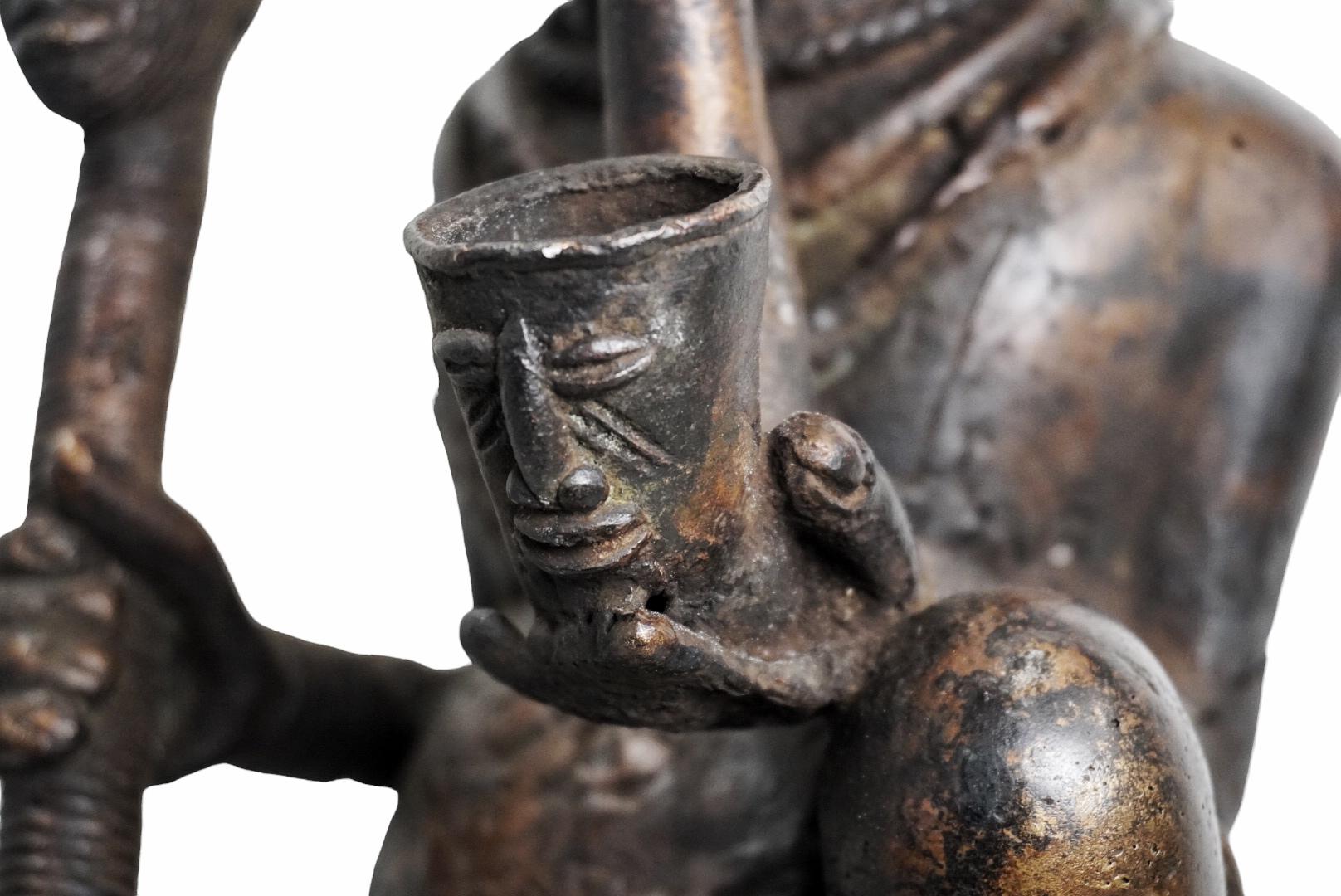 1970s Large Royal African Antique Benin Bronze Figurine - Statue and Sculpture en venta 4