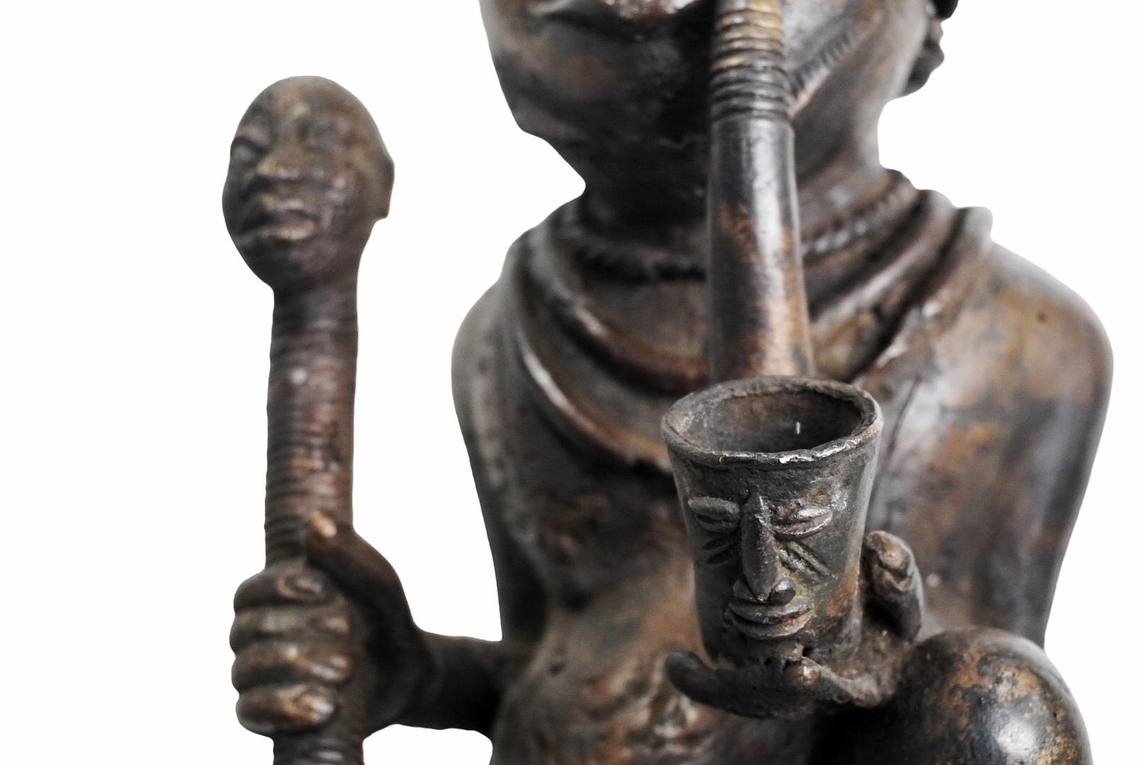 1970s Large Royal African Antique Benin Bronze Figurine - Statue and Sculpture en venta 5