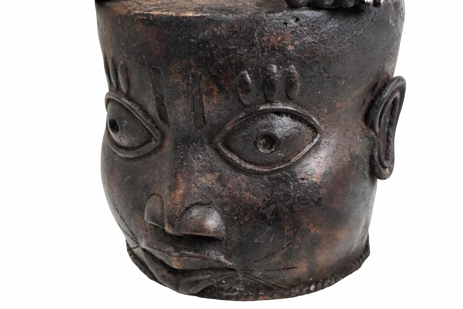 1970s Large Royal African Antique Benin Bronze Figurine - Statue and Sculpture en venta 6