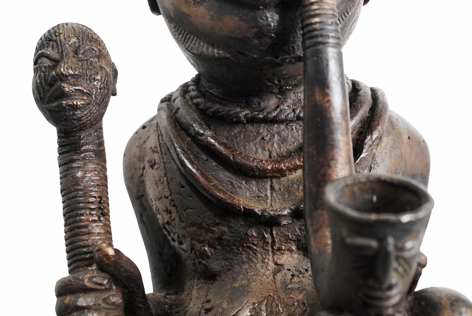 1970s Large Royal African Antique Benin Bronze Figurine - Statue and Sculpture en venta 7