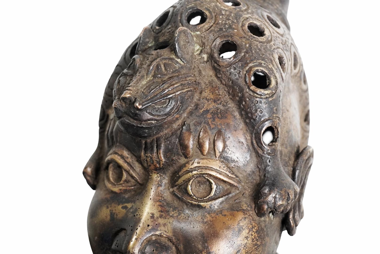 1970s Large Royal African Antique Benin Bronze Figurine - Statue and Sculpture en venta 8