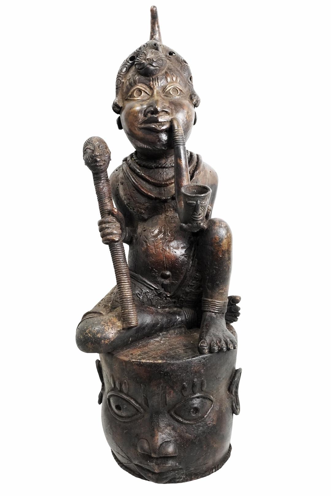 1970s Large Royal African Antique Benin Bronze Figurine - Statue and Sculpture Africano en venta