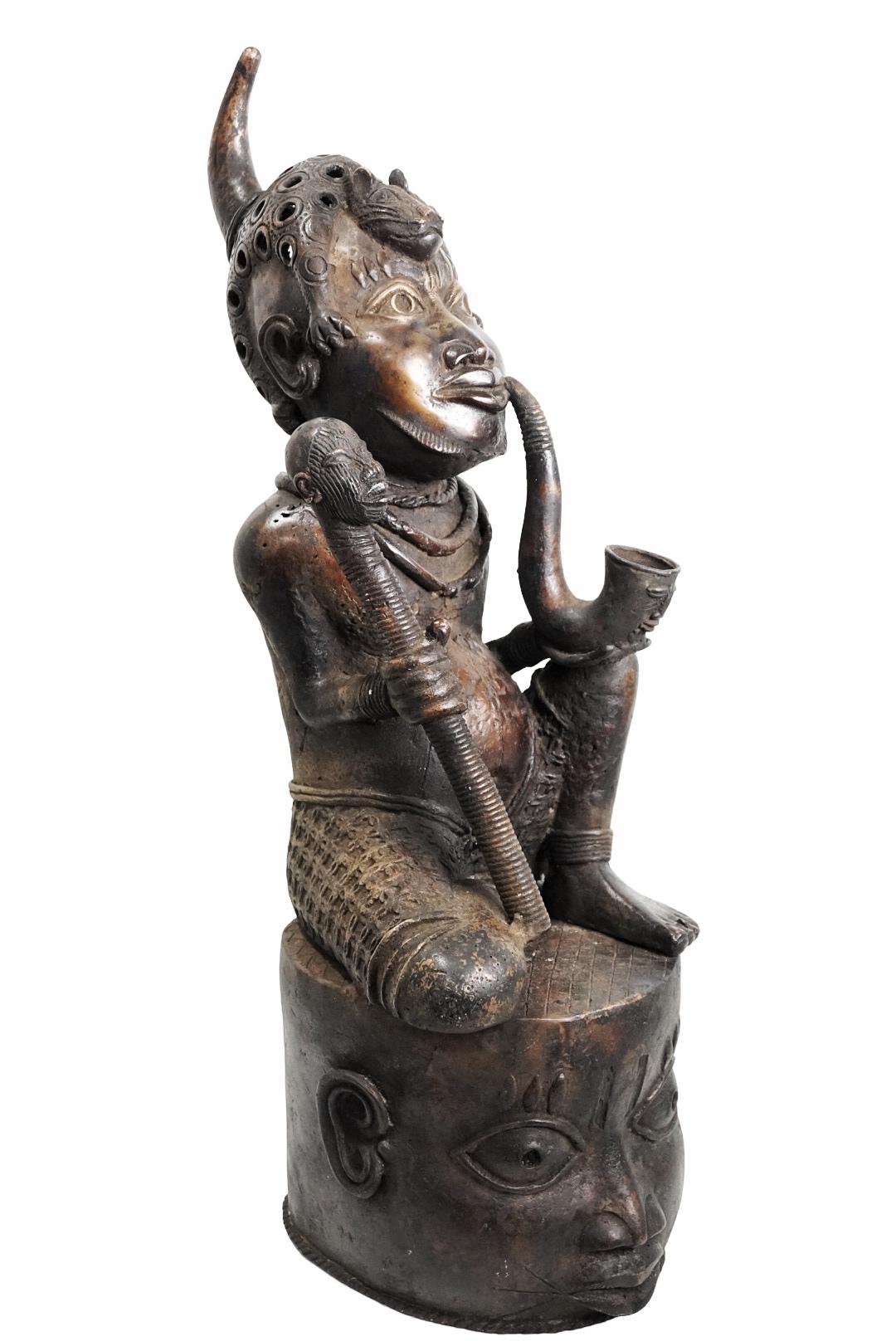 1970s Large Royal African Antique Benin Bronze Figurine - Statue and Sculpture en Bastante bueno estado para la venta en Farmington, UT