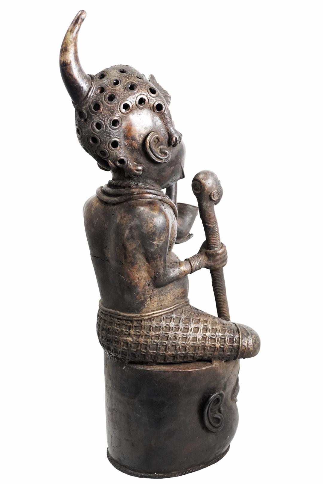 1970s Large Royal African Antique Benin Bronze Figurine - Statue and Sculpture finales del siglo XX en venta