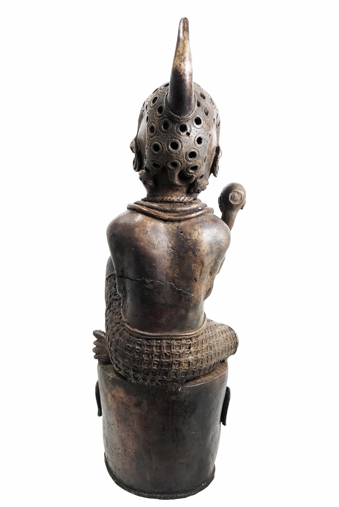 1970s Large Royal African Antique Benin Bronze Figurine - Statue and Sculpture Metal en venta