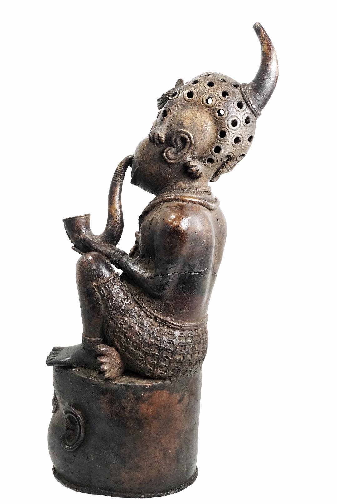 1970s Large Royal African Antique Benin Bronze Figurine - Statue and Sculpture en venta 1