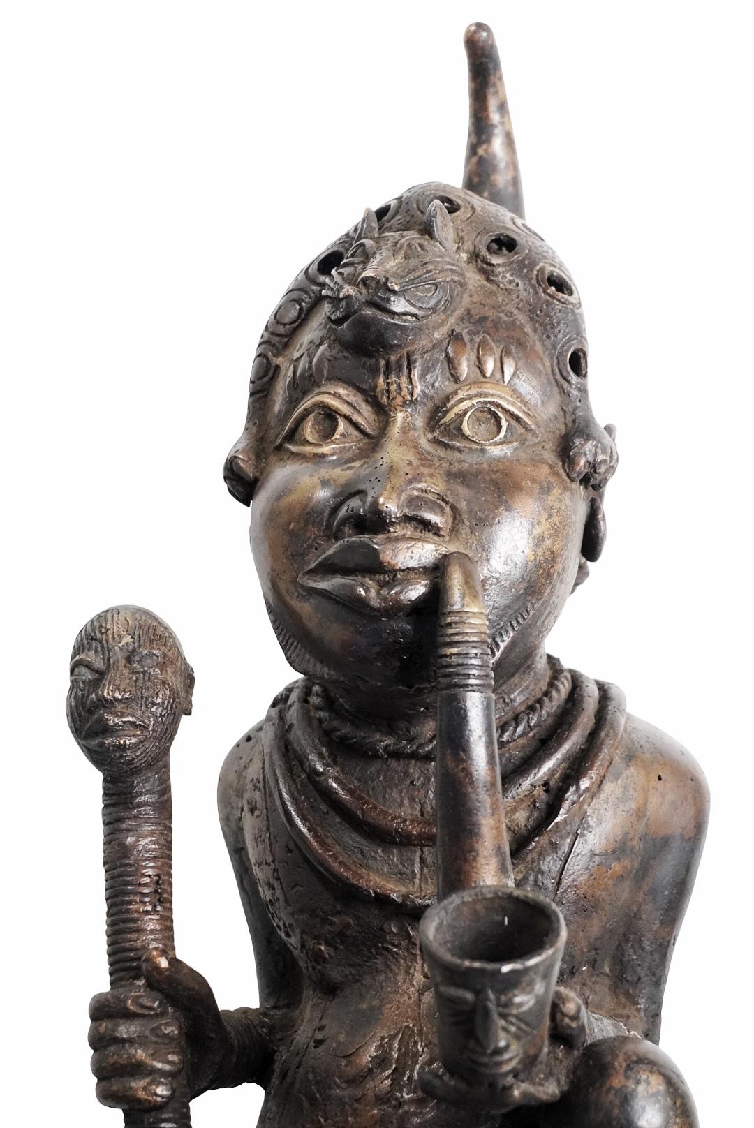 1970s Large Royal African Antique Benin Bronze Figurine - Statue and Sculpture en venta 2