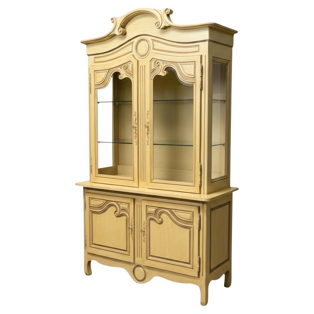 Armadio / conigliera dipinta in stile provinciale francese degli anni
70 di Baker Furniture