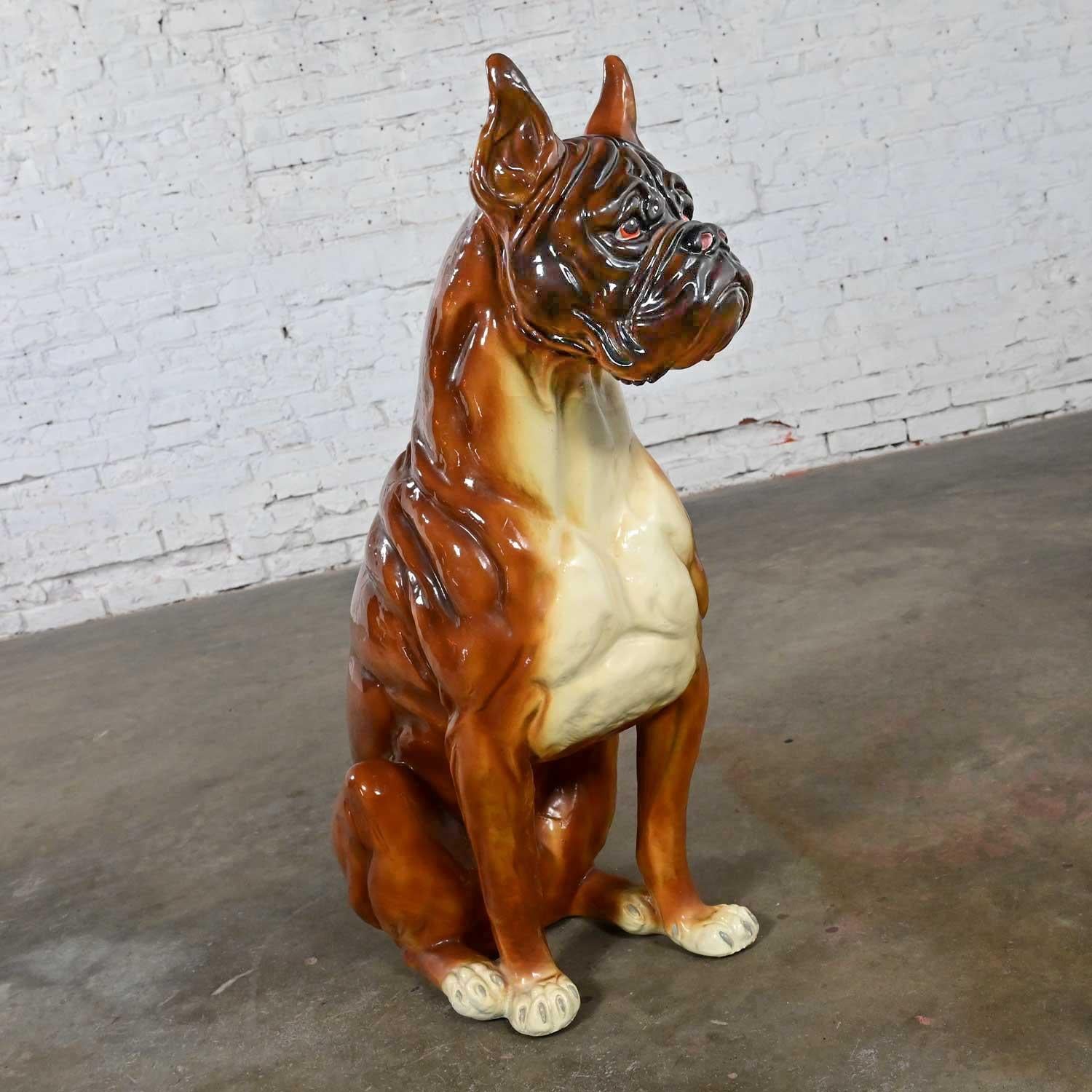 Belle statue ou sculpture de chien boxer en résine moulée à grande échelle de style vintage Marwal Industries. Très bon état, tout en gardant à l'esprit qu'il s'agit d'un produit vintage et non neuf, qui présente donc des signes d'utilisation et