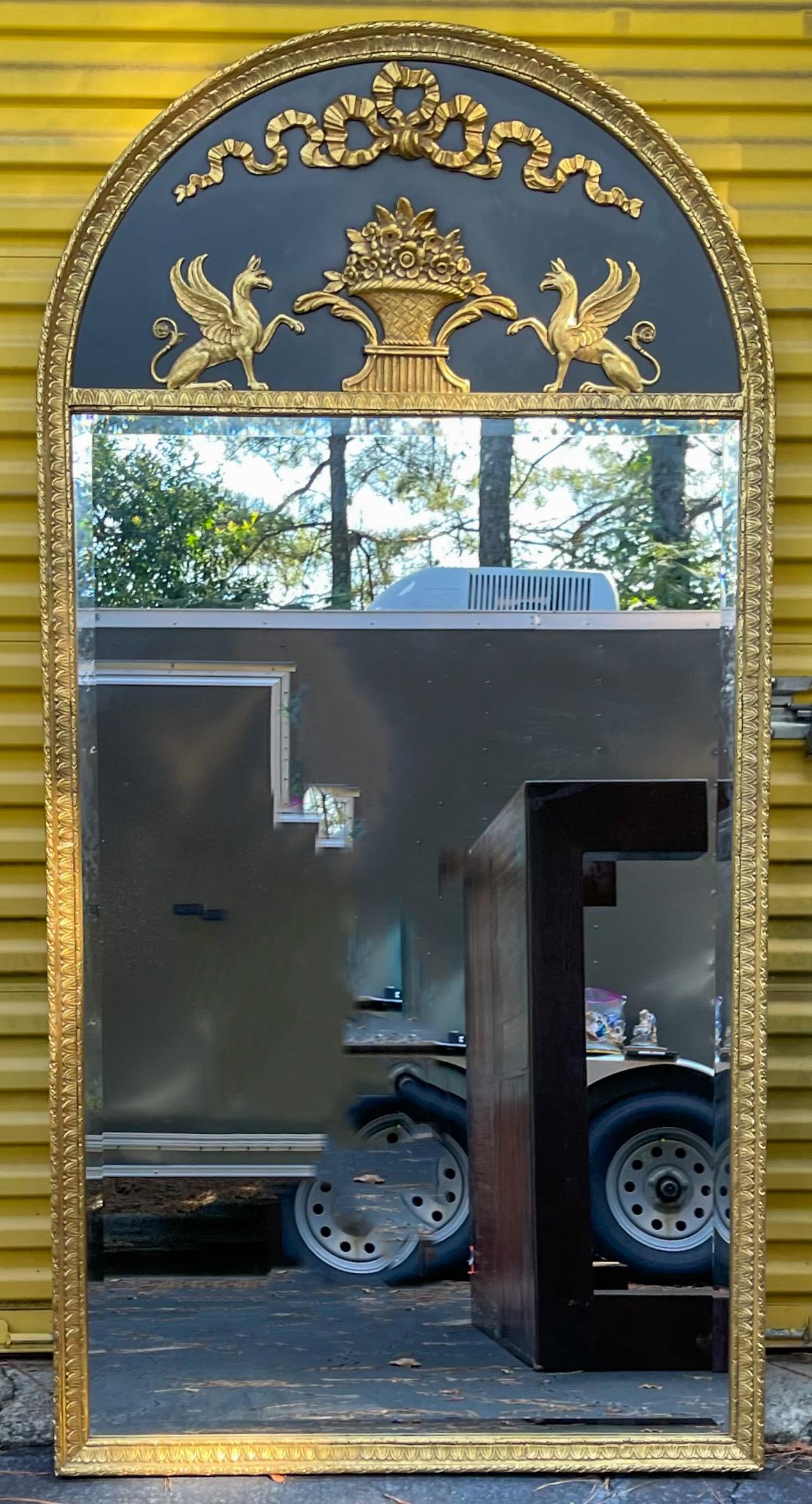Dieser Spiegel setzt in jeder Einrichtung ein starkes Zeichen! Es handelt sich um einen großformatigen Trumeau-Spiegel im neoklassizistischen Stil. Sie stammt aus der zweiten Hälfte des 20. Jahrhunderts und ist in sehr gutem Zustand. Es fühlt sich