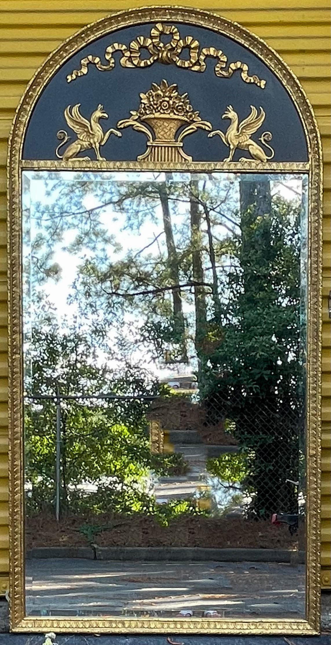 Grand miroir Trumeau de style néoclassique à grande échelle des années 1970, doré avec griffons tournés vers l'intérieur  Bon état - En vente à Kennesaw, GA