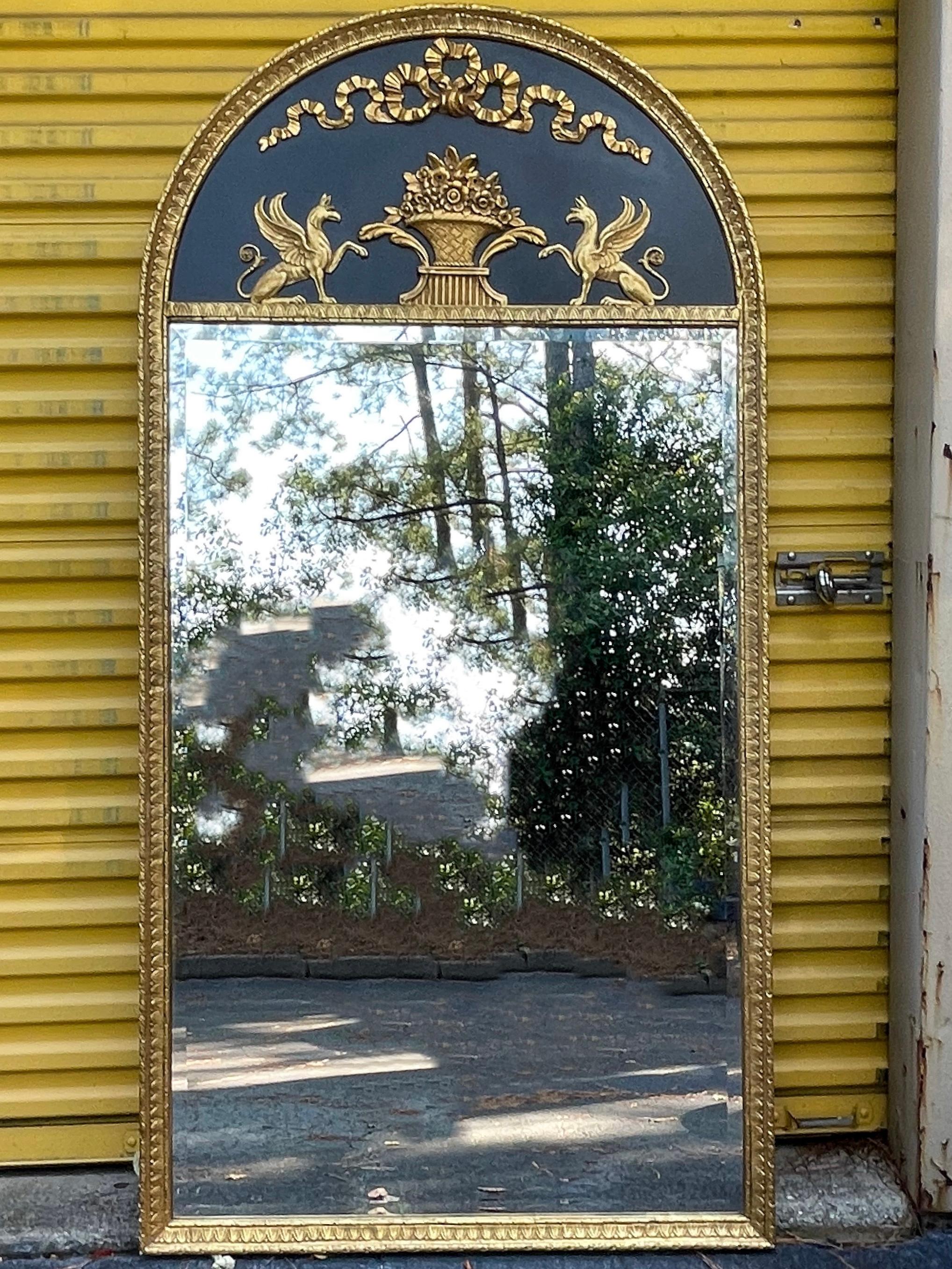20ième siècle Grand miroir Trumeau de style néoclassique à grande échelle des années 1970, doré avec griffons tournés vers l'intérieur  en vente