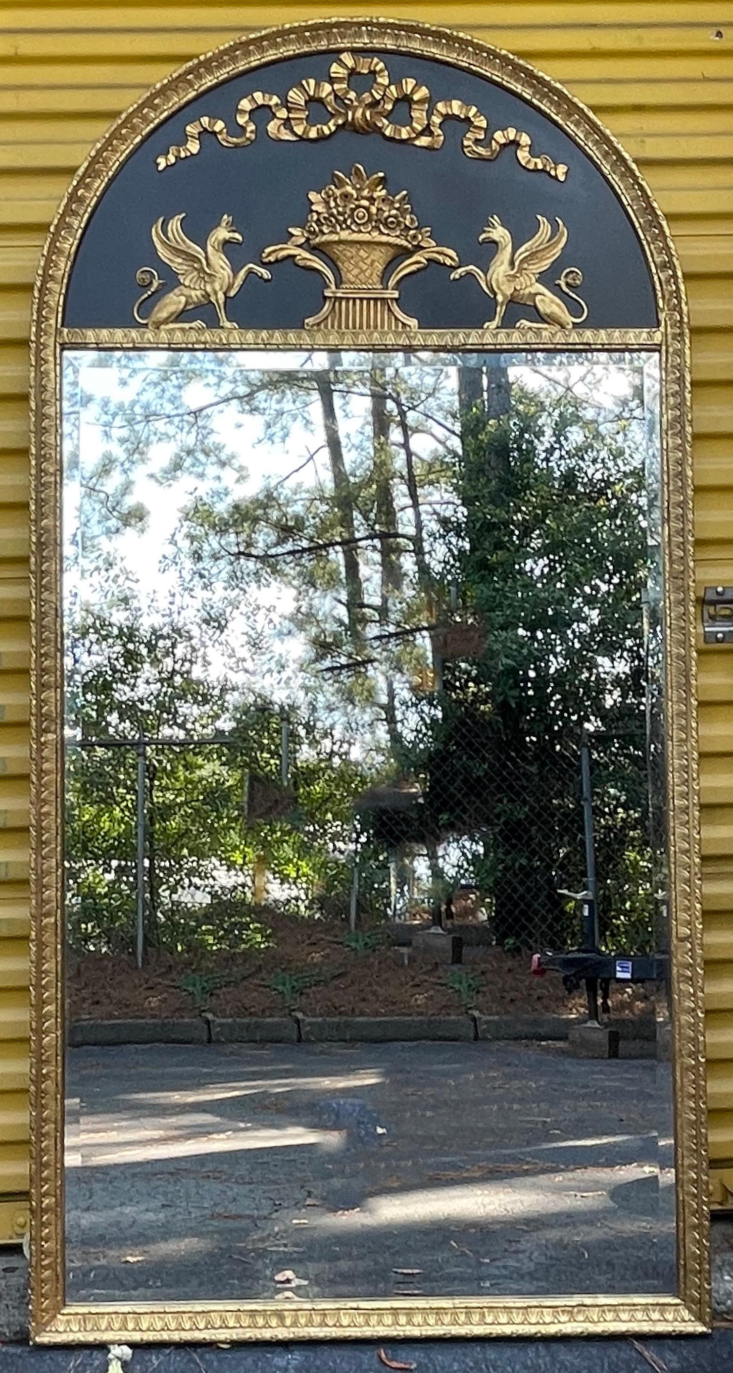 Miroir Grand miroir Trumeau de style néoclassique à grande échelle des années 1970, doré avec griffons tournés vers l'intérieur  en vente