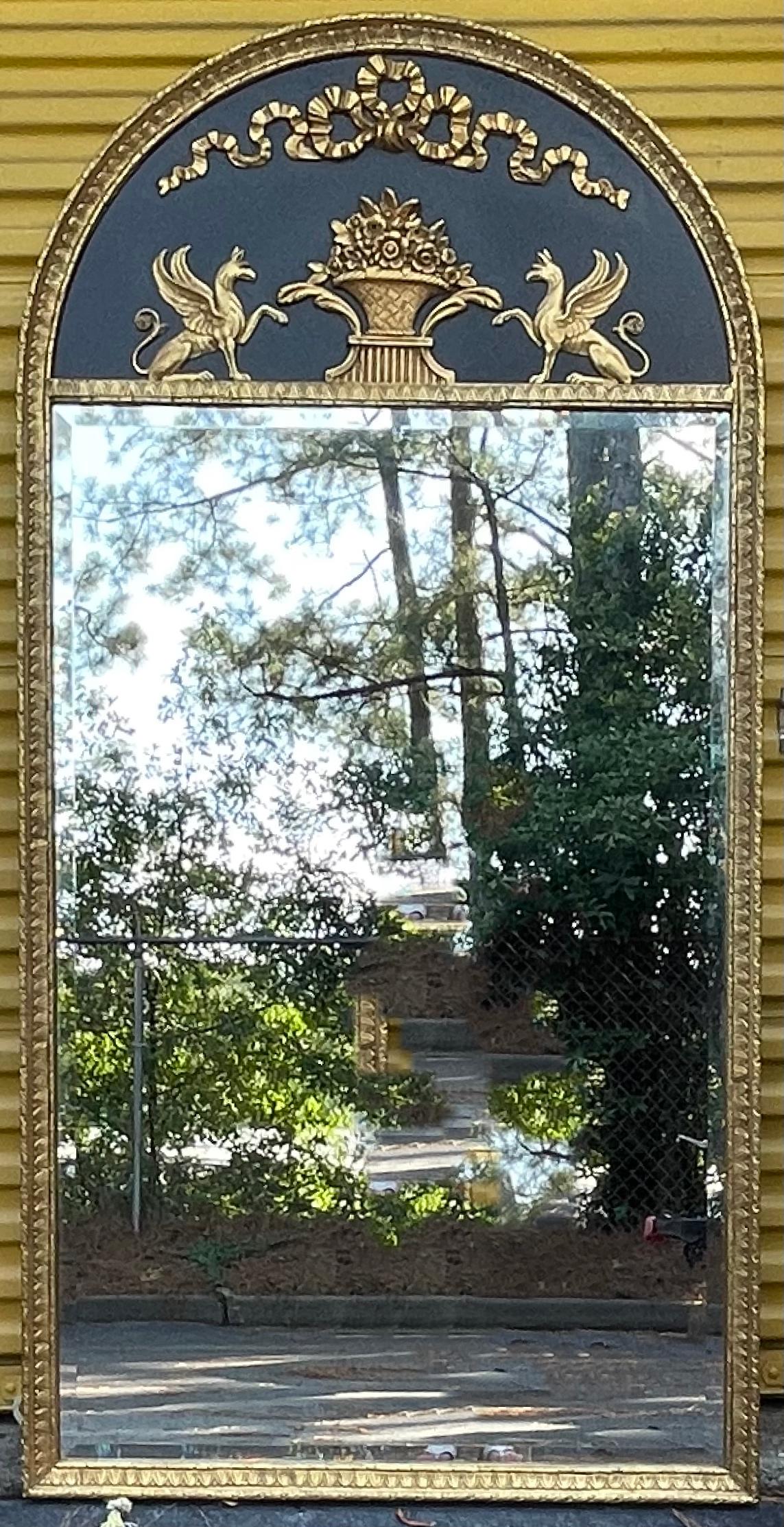 Großer Trumeau-Spiegel im neoklassischen Stil der 1970er Jahre im Stil der 1970er Jahre mit gerichteten Griffen  im Angebot 2