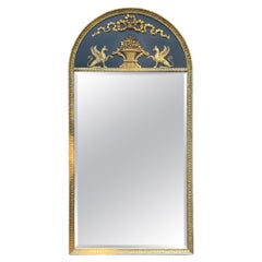 Grand miroir Trumeau de style néoclassique à grande échelle des années 1970, doré avec griffons tournés vers l'intérieur