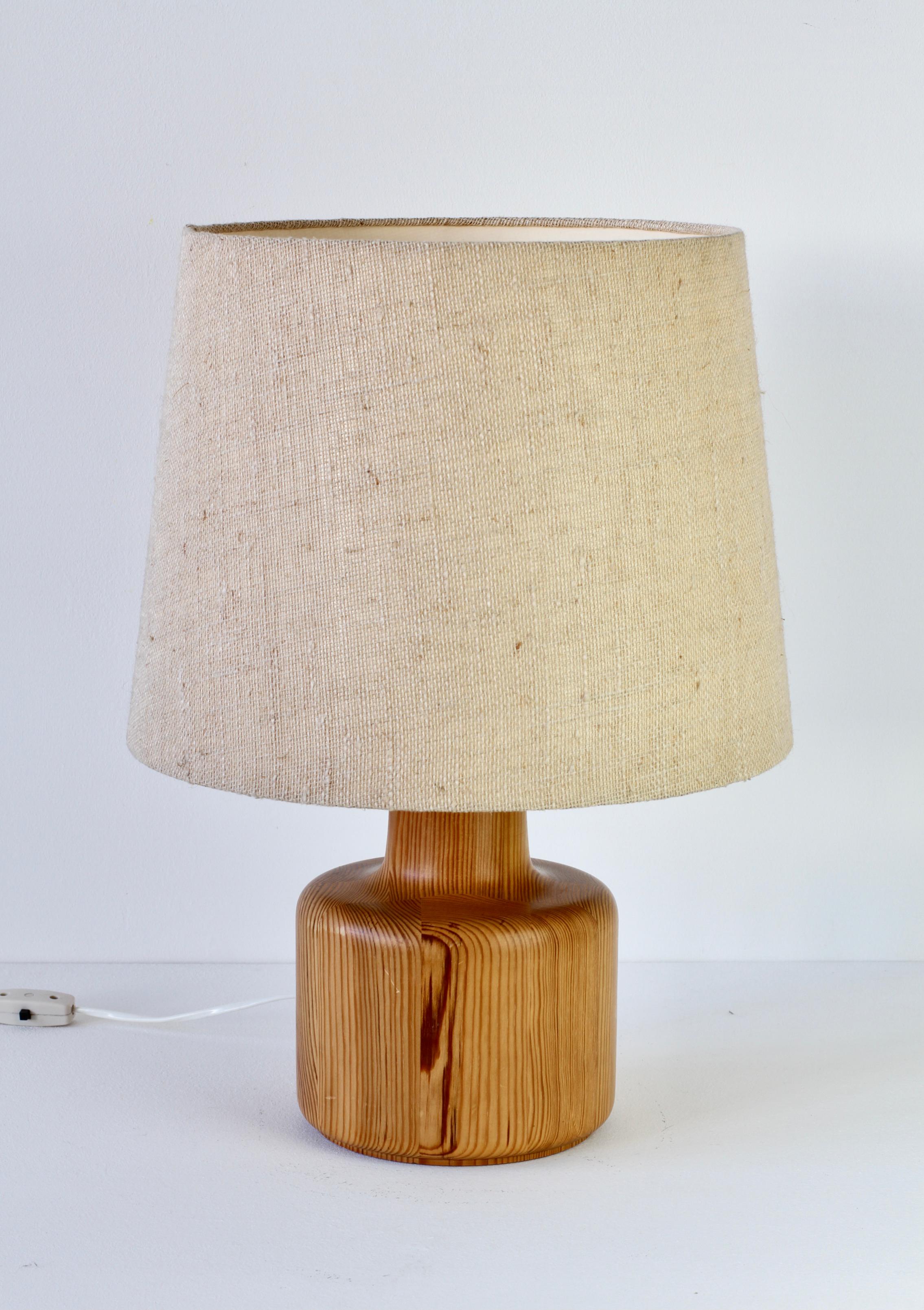 1970s Large Scandinavian Style Pine Wood Table Light Lamp Original Fabric Shade In Good Condition In Landau an der Isar, Bayern