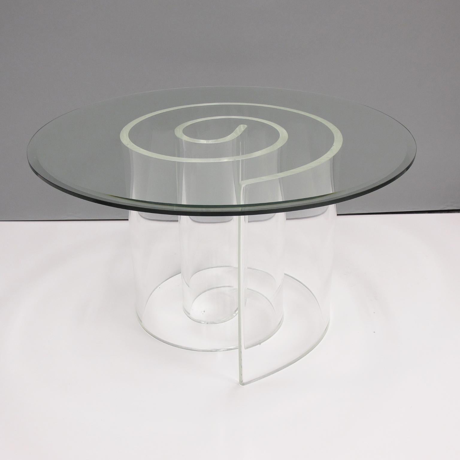 Elegant 1970s round coffee or side table. Snail or spiral extra thick clear Lucite base with clear glass tabletop slab with beveling.
Measurements: 35.75 in. diameter (91 cm) x 19.88 in. total high (50.5 cm).