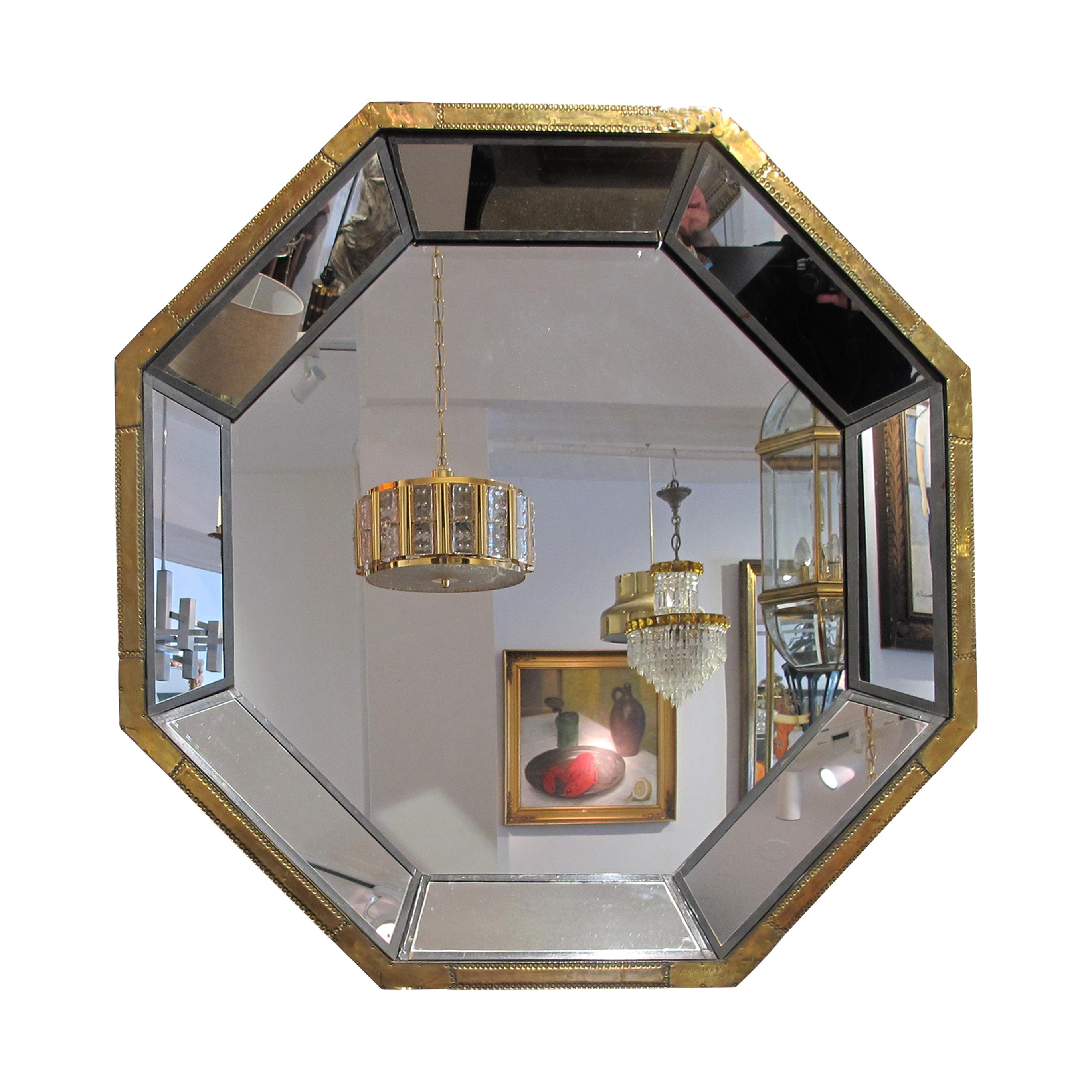 A beautiful mirror where the brass cladding lends a touch of opulence, adding a warm and luxurious glow to any space. Each section of the mirror is thoughtfully designed and skilfully arranged to create a captivating visual effect. The segmented