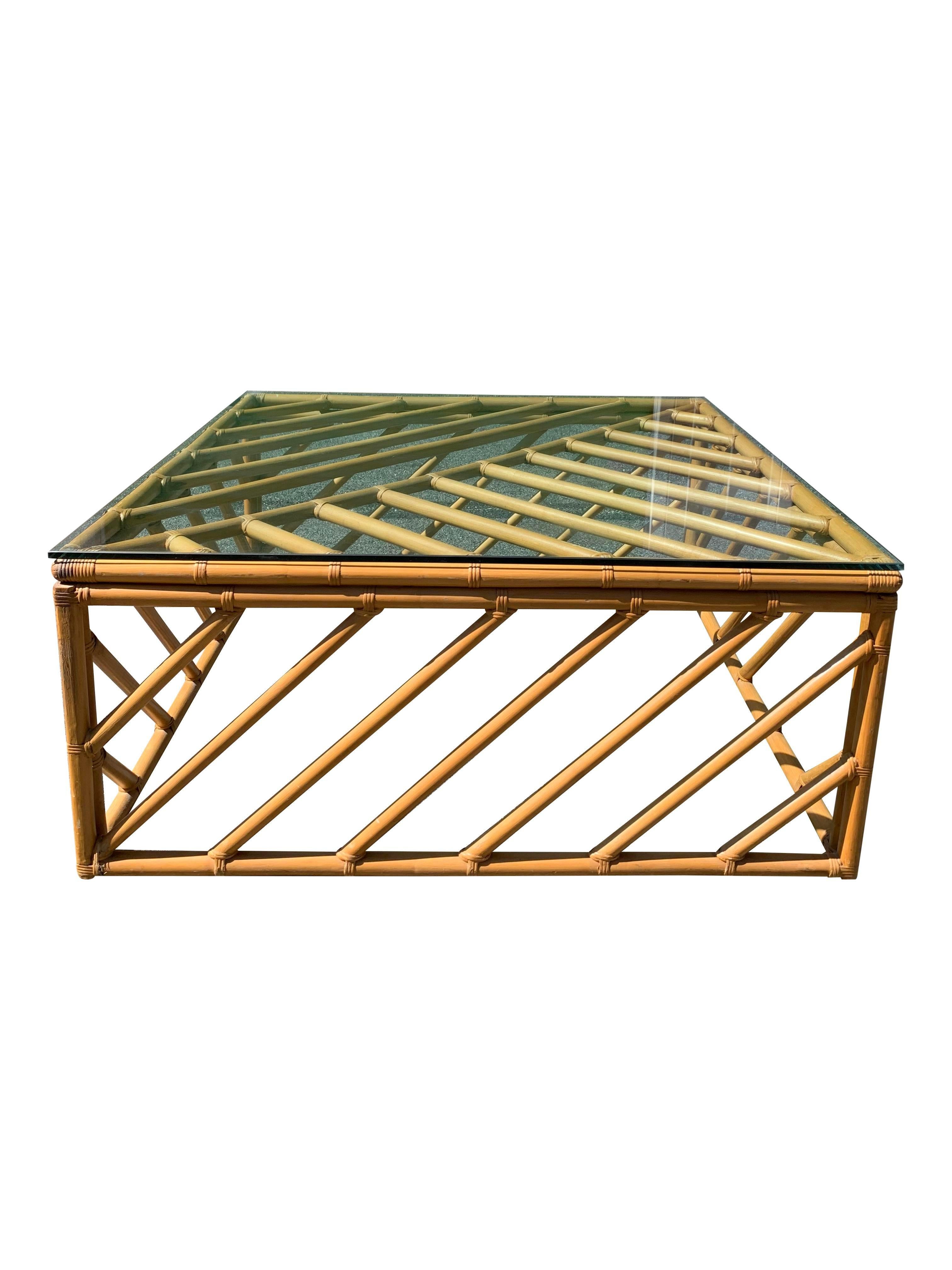 Moderne Grande table basse carrée en bambou des années 1970 avec plateau en verre de style Boho Chic côtier en vente