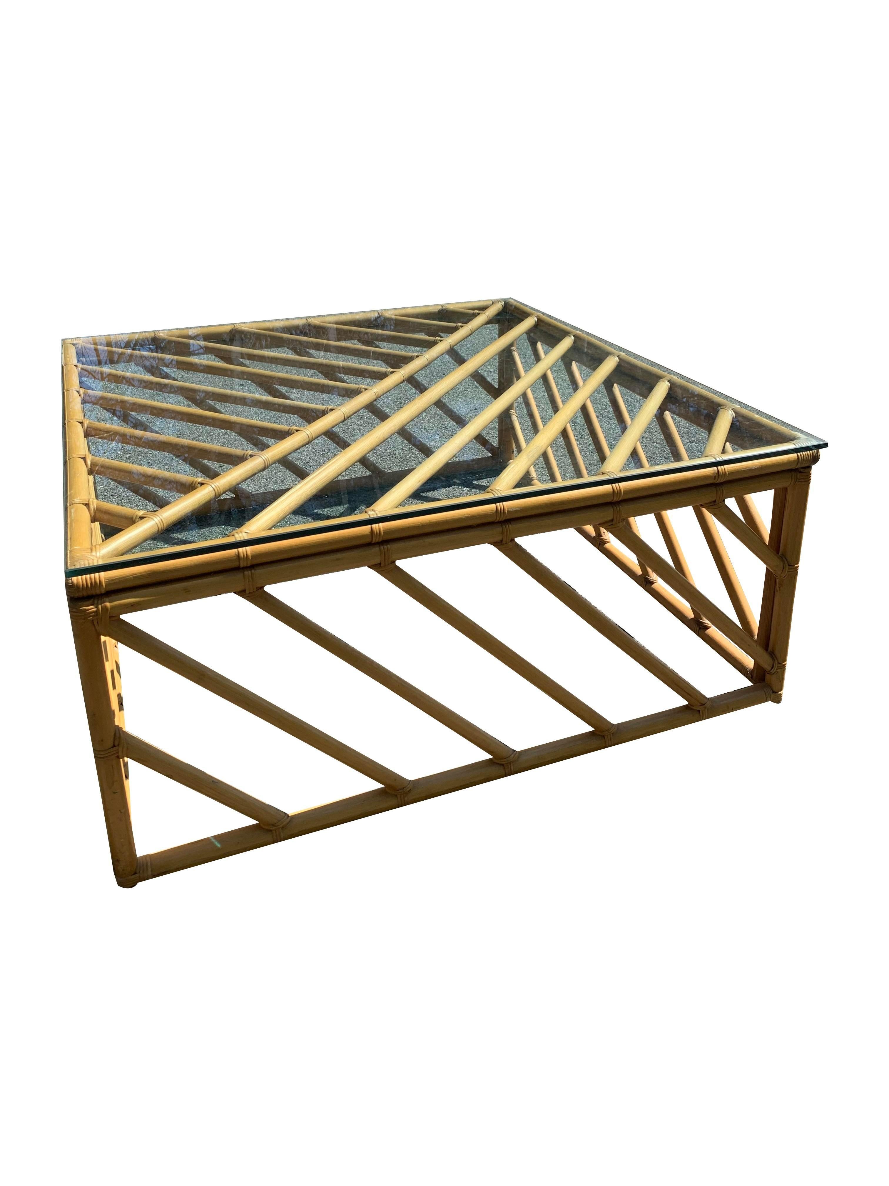 Américain Grande table basse carrée en bambou des années 1970 avec plateau en verre de style Boho Chic côtier en vente