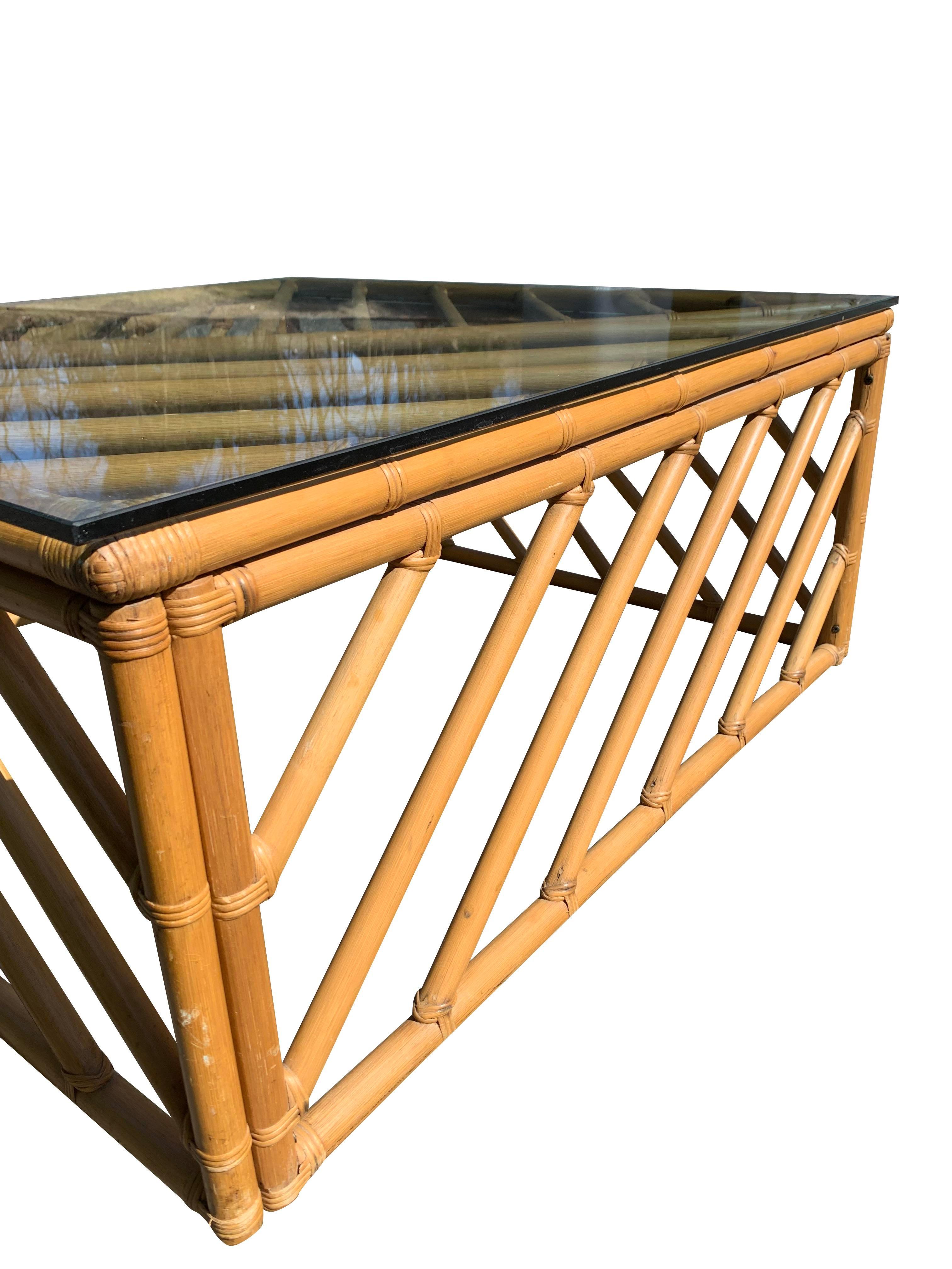 Grande table basse carrée en bambou des années 1970 avec plateau en verre de style Boho Chic côtier Bon état - En vente à Saddle River, NJ