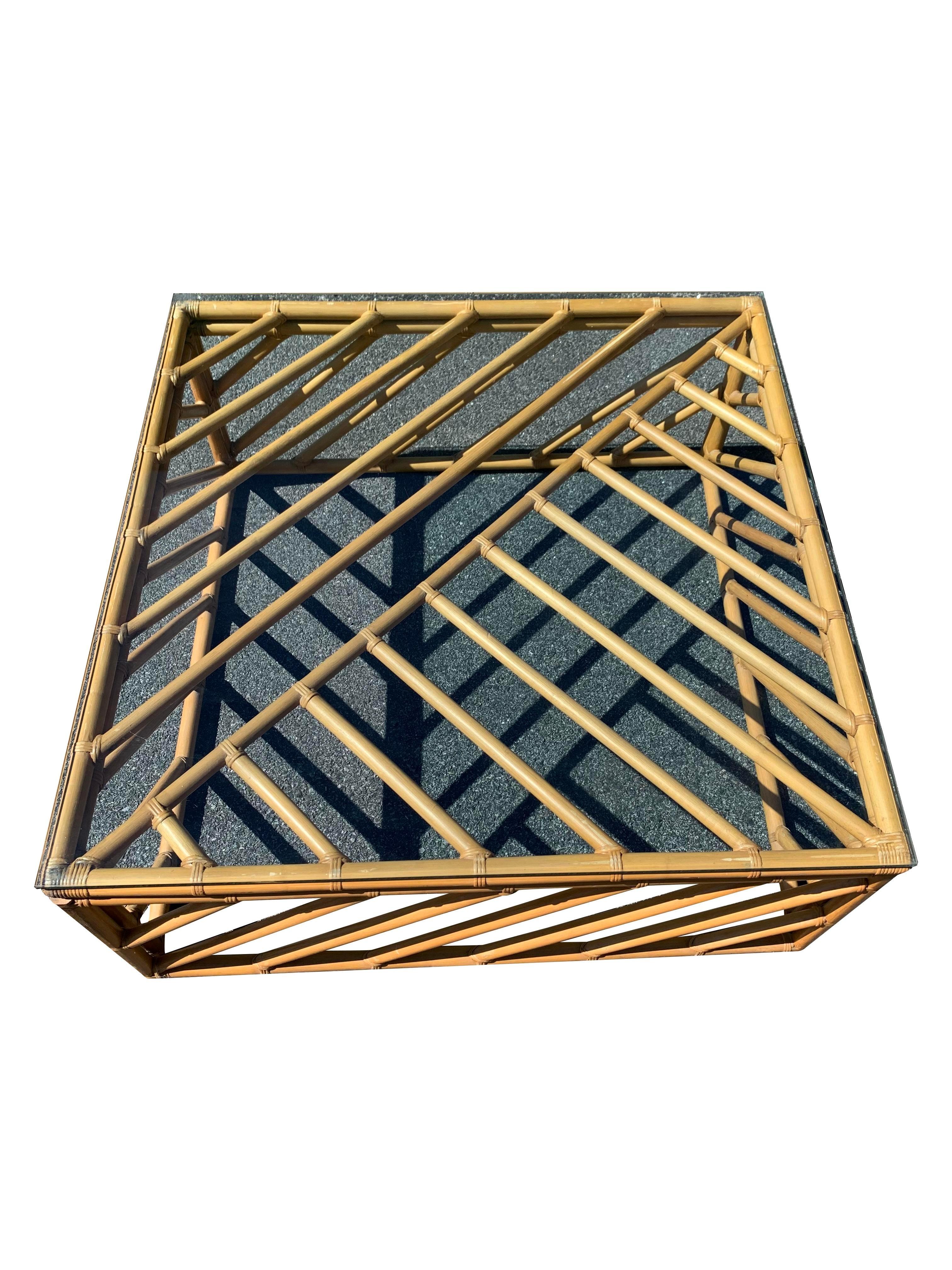 Fin du 20e siècle Grande table basse carrée en bambou des années 1970 avec plateau en verre de style Boho Chic côtier en vente