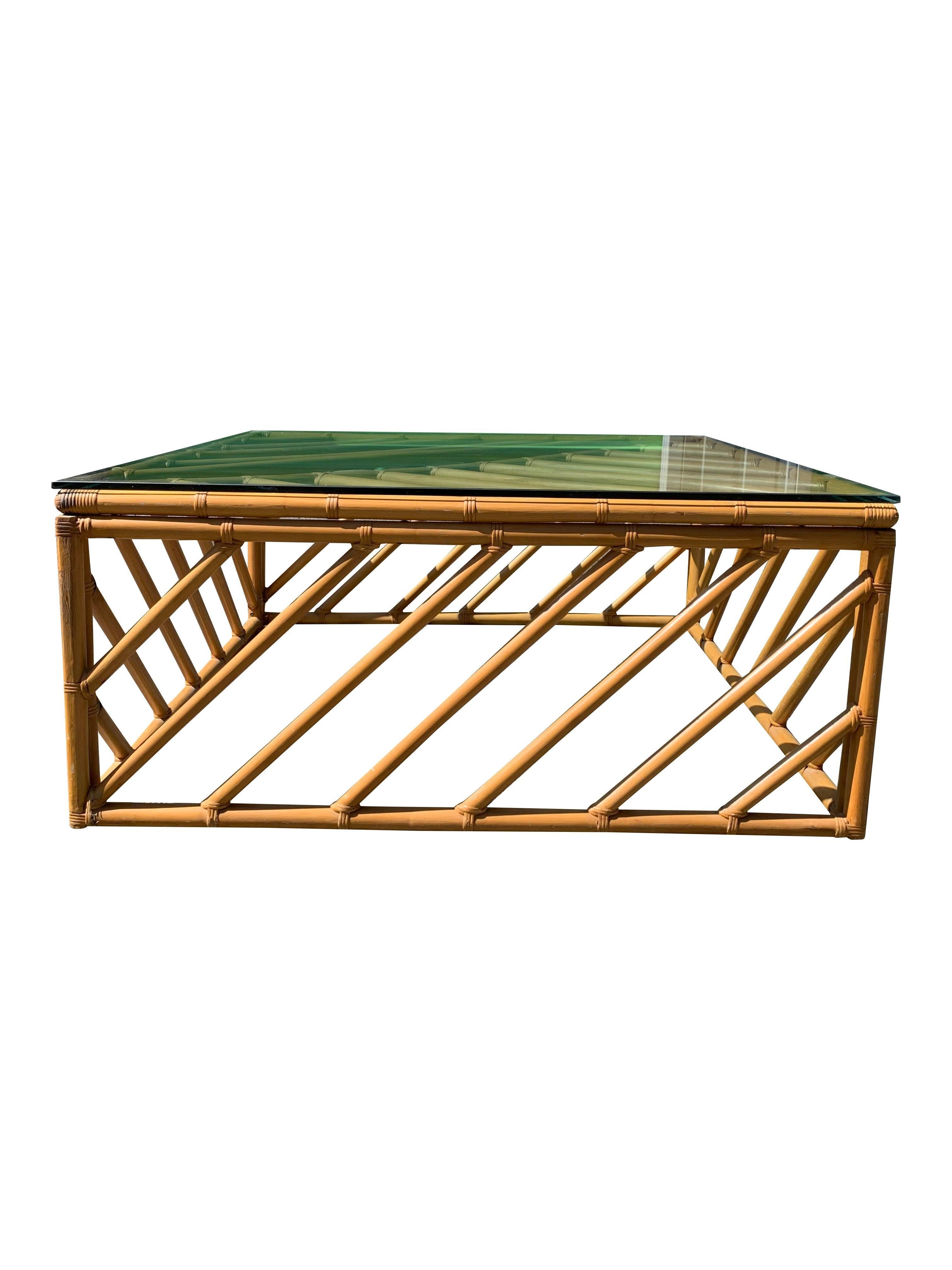 Grande table basse carrée en bambou des années 1970 avec plateau en verre de style Boho Chic côtier en vente 1