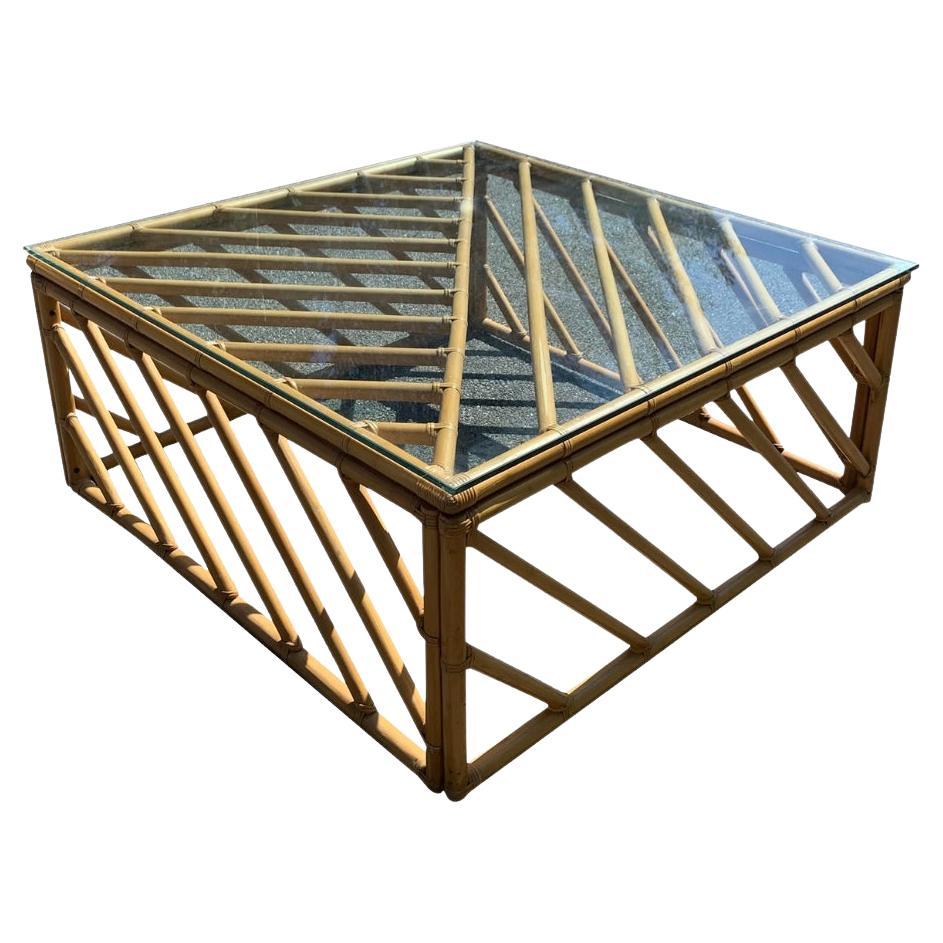 Grande table basse carrée en bambou des années 1970 avec plateau en verre de style Boho Chic côtier en vente