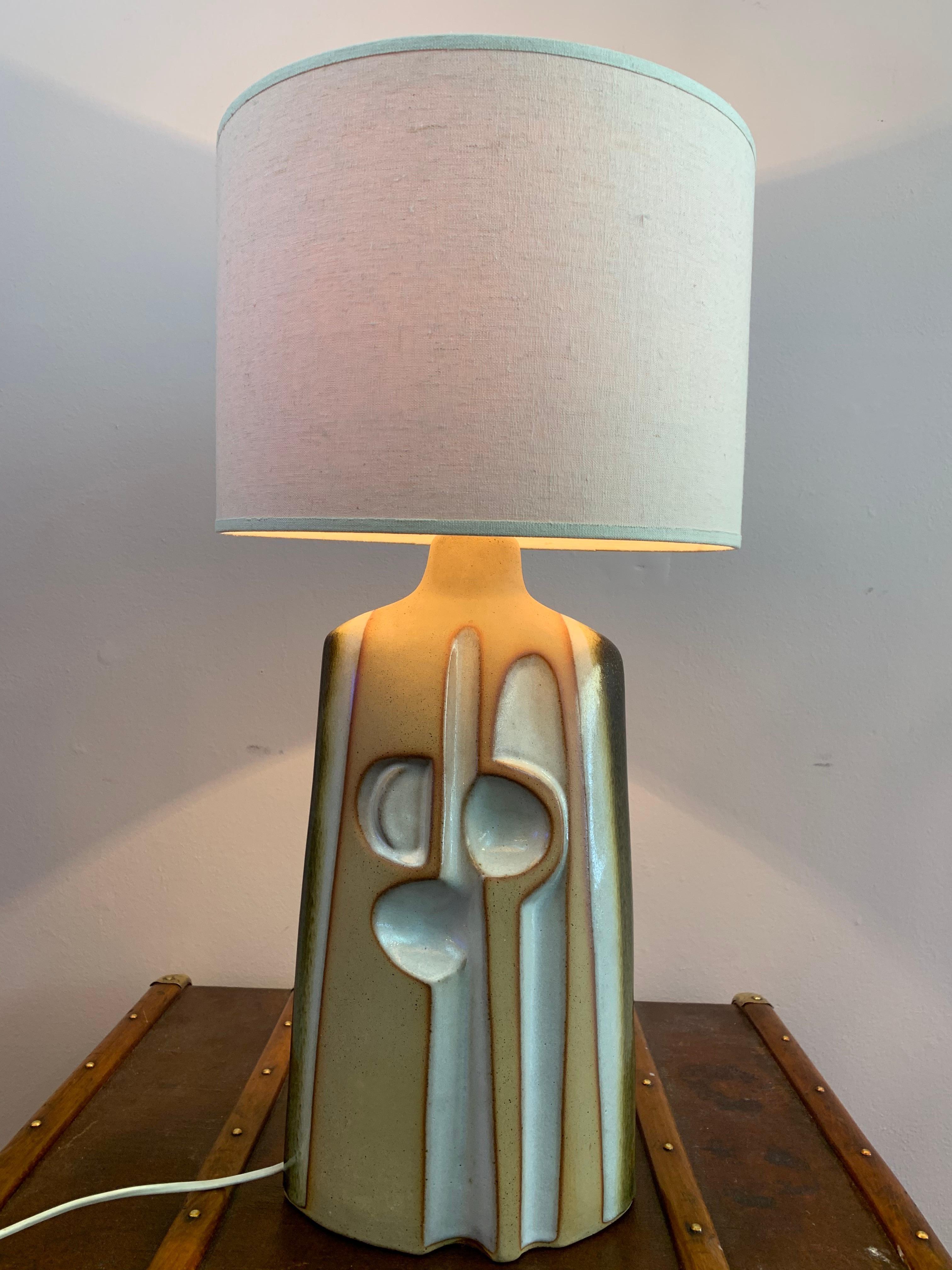A large Cornish Tremaen Pottery sculptural table lamp inc. a new shade from their Zennor range.  Produced between 1978 to 1980. Designed by Peter Ellery. The lamp has an abstract, sculptural design down the length of the central section in muted
