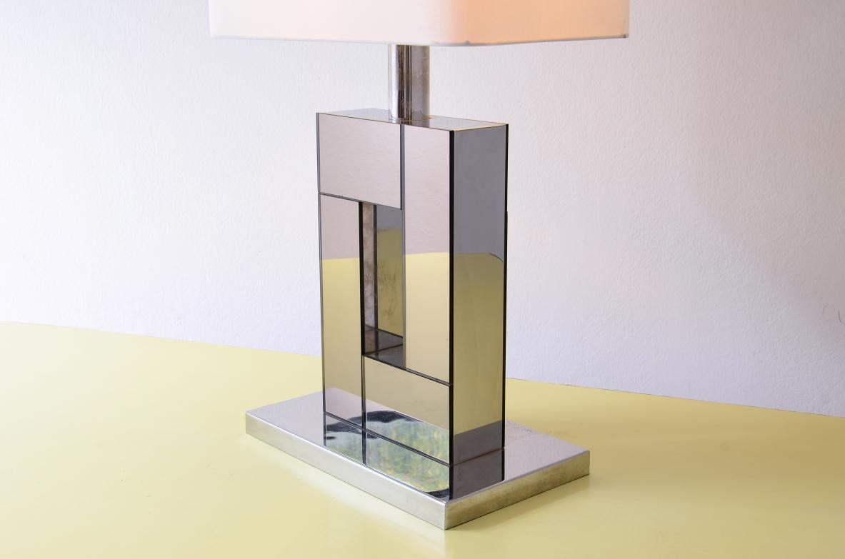 COD-2863
Lampada da tavolo di grandi dimensioni con base in acciaio e legno specchiato e paralume in tessuto.

Fabbricazione italiana, circa 1970.
