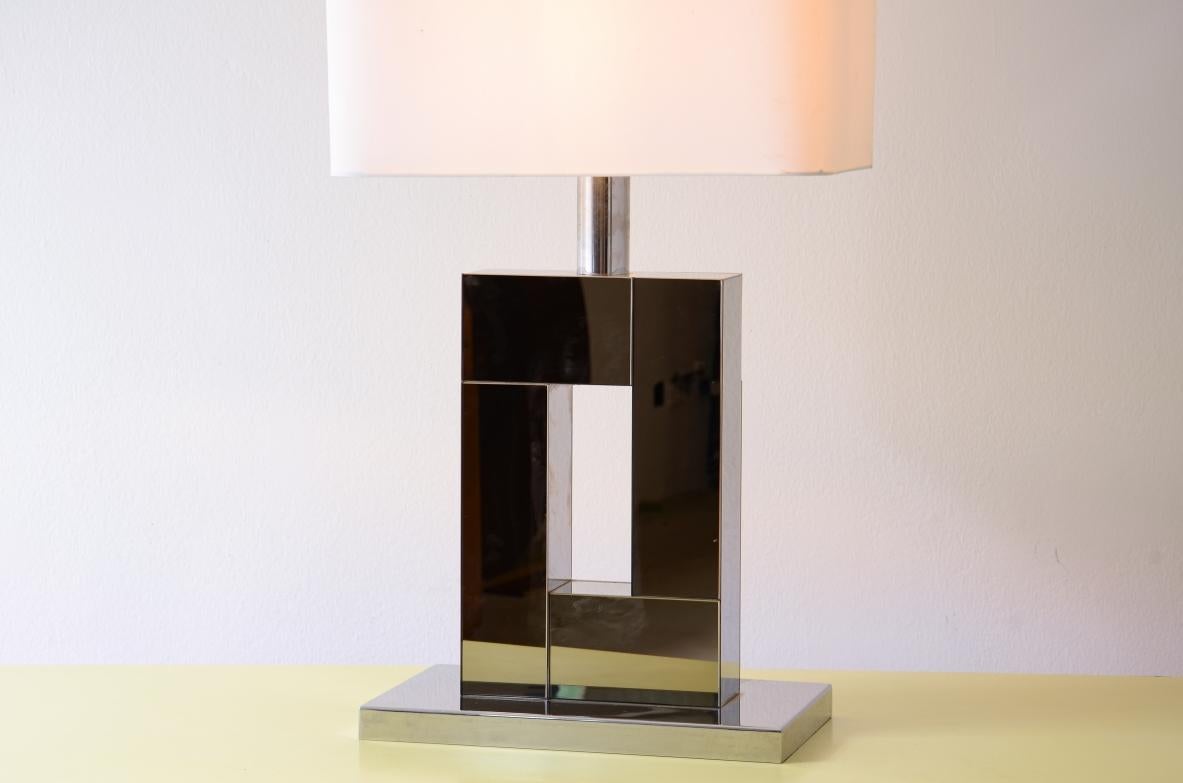 Mid-Century moderno Lampada da tavolo grande degli anni '70 con base in acciaio e legno specchiato in vendita