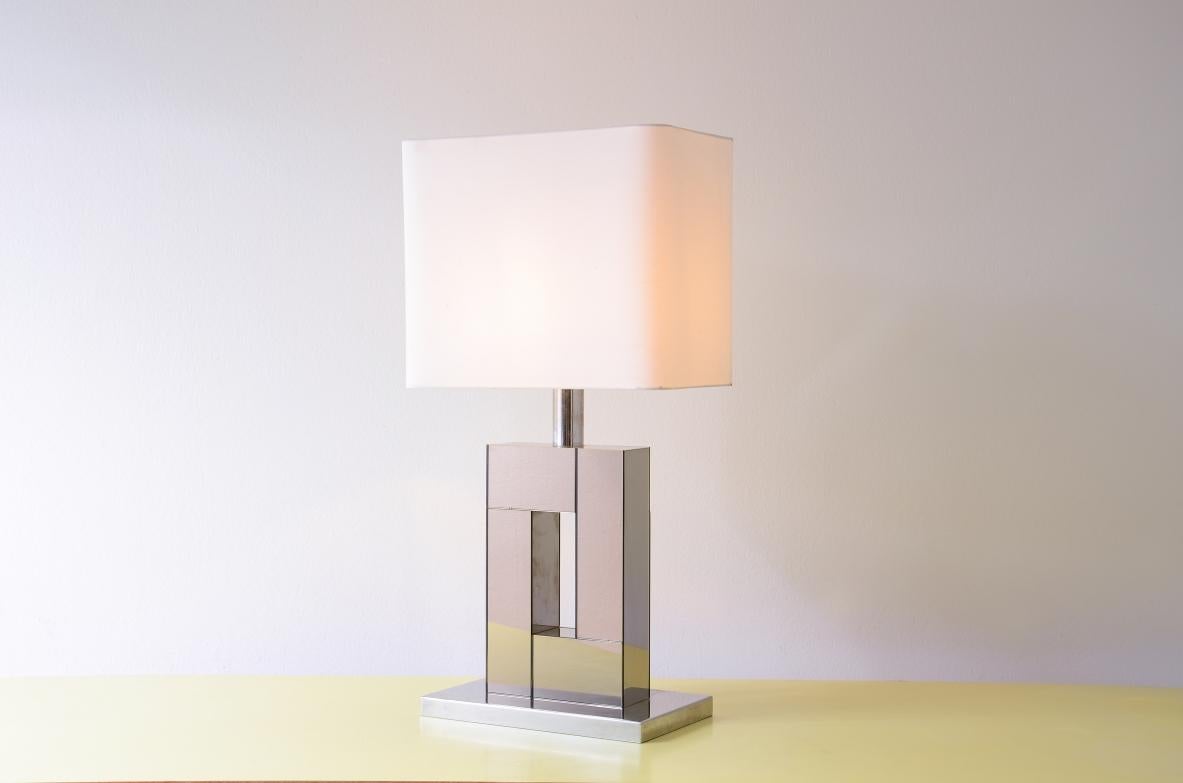 Italiano Lampada da tavolo grande degli anni '70 con base in acciaio e legno specchiato in vendita