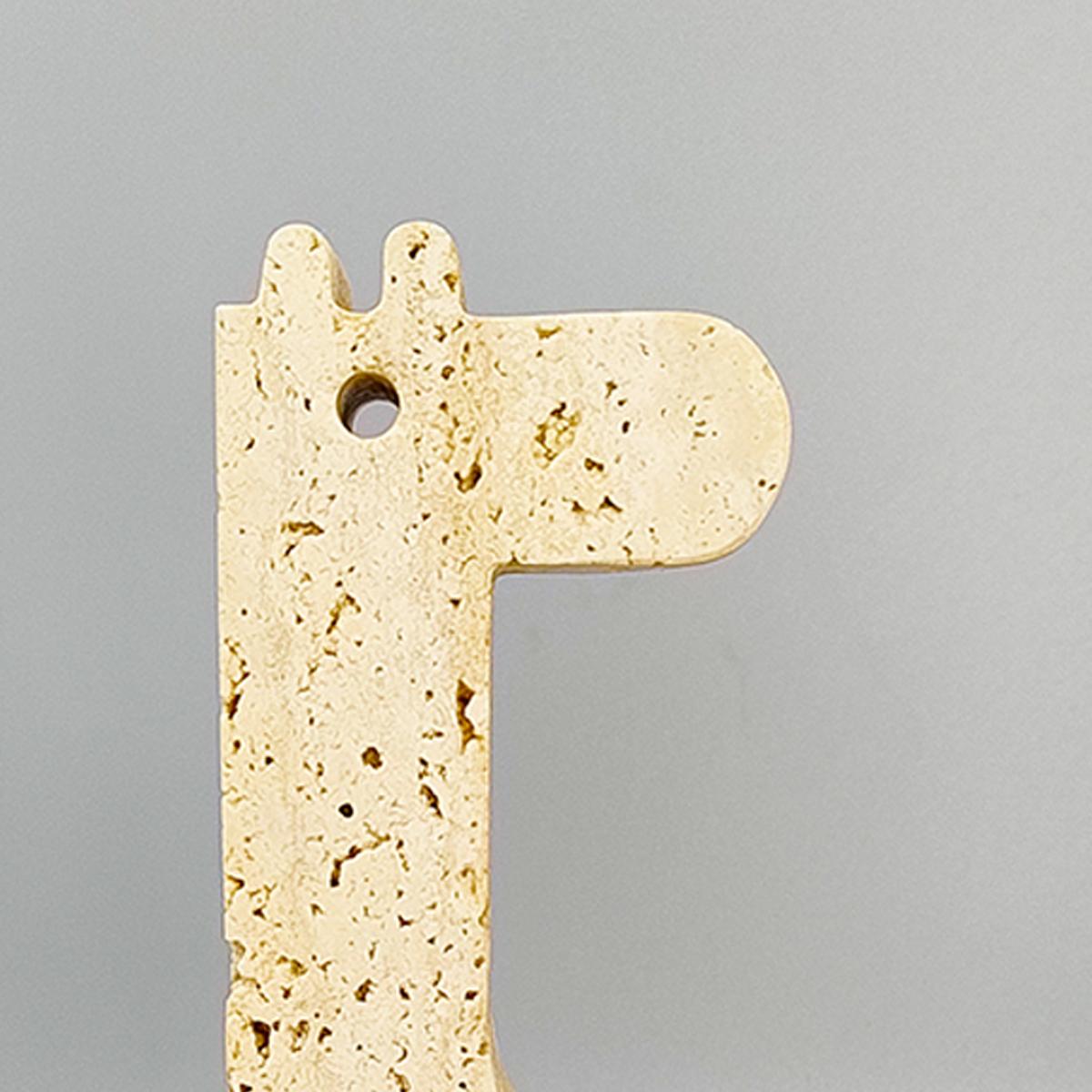 Fine XX secolo Scultura Giraffa in travertino di grandi dimensioni di Enzo Mari per F.lli Mannelli, anni '70 in vendita