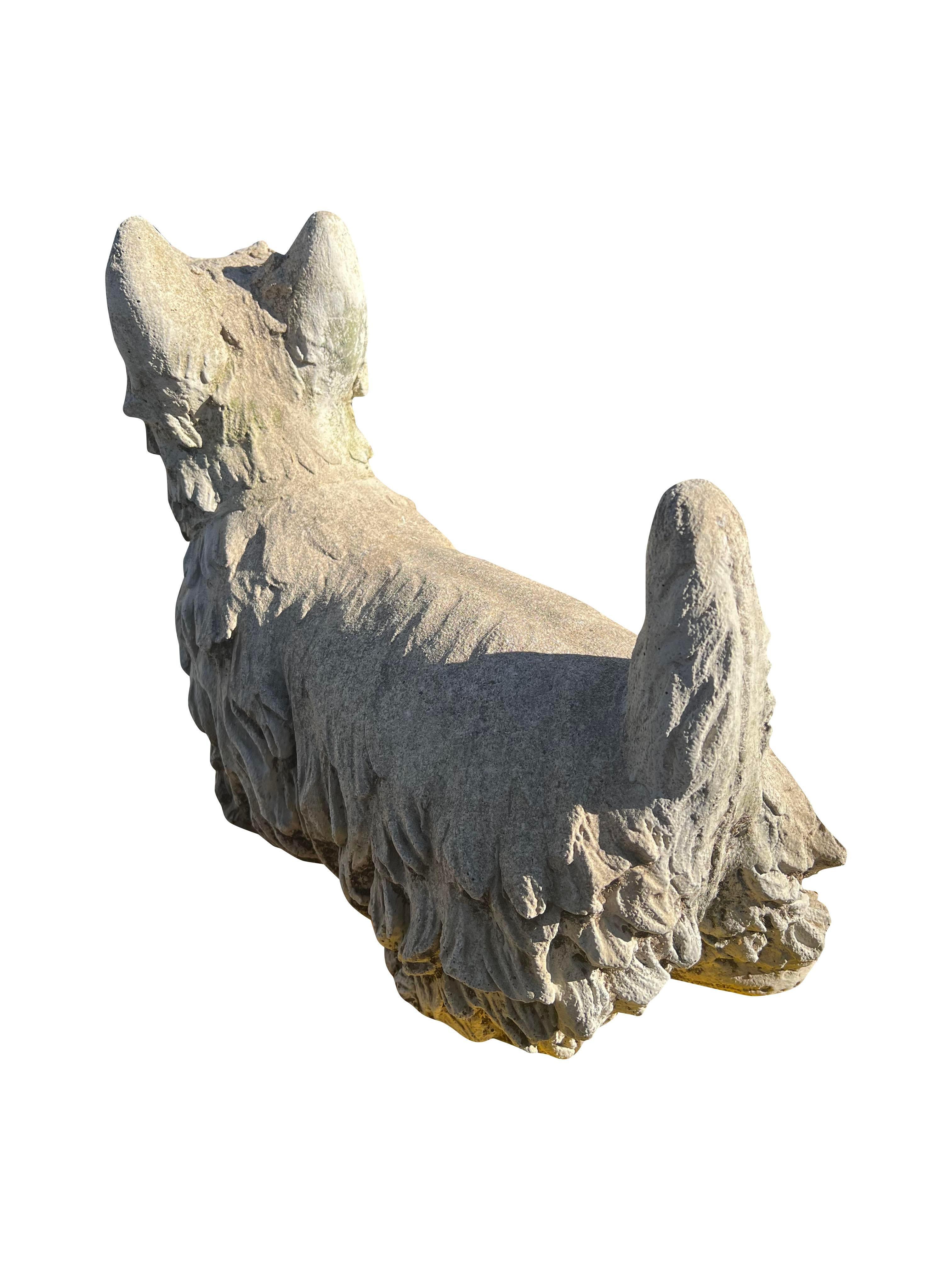 Americano Statua da giardino di cane terrier in cemento vintage di grandi dimensioni del 1970 in vendita
