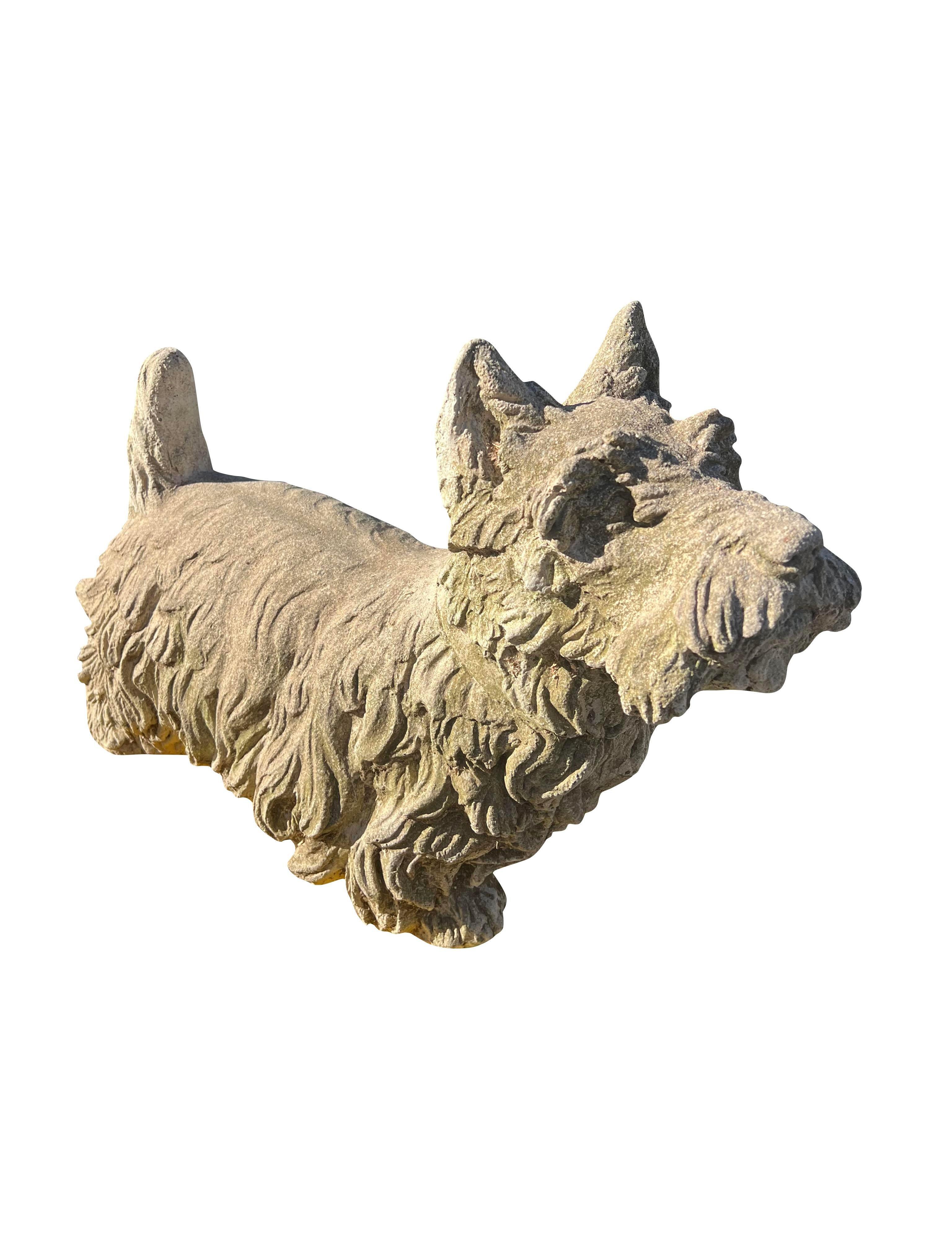 Fine XX secolo Statua da giardino di cane terrier in cemento vintage di grandi dimensioni del 1970 in vendita