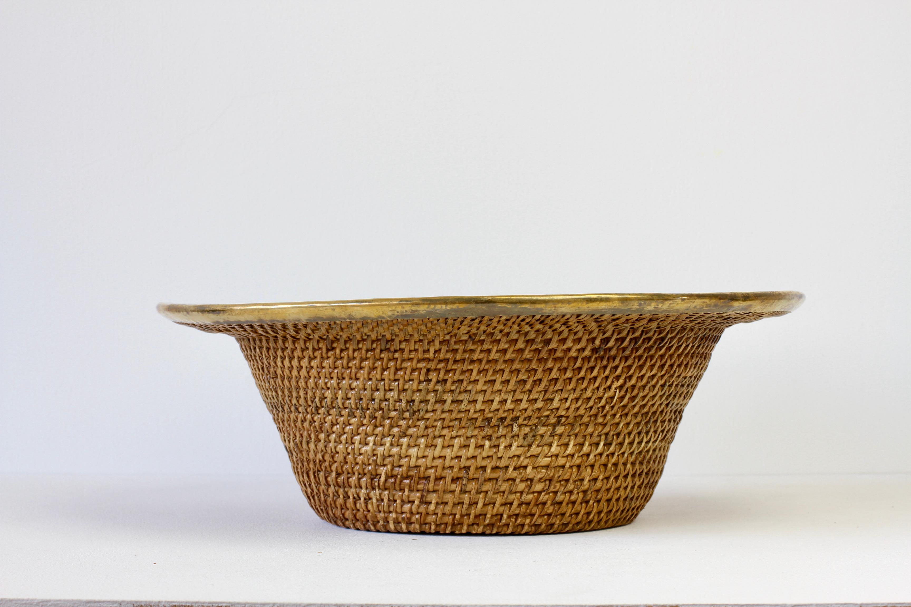 Large mid-century Hollywood Regency round bowl or dish made in Italy, circa 1970s. Made of weaved / woven rattan / wicker with a polished brass rim detail which finishes the piece perfectly. A must have for any Hollywood Regency enthusiast and lover