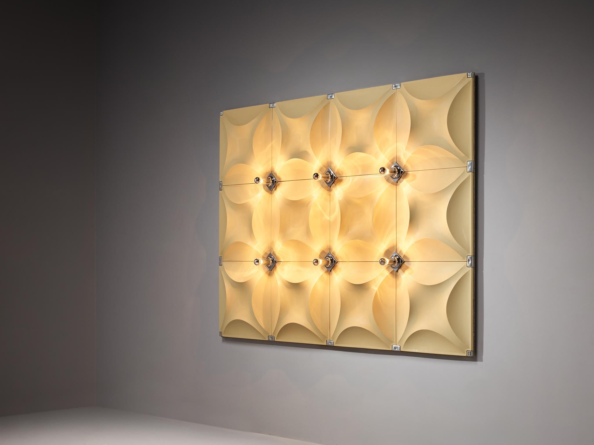 Wall-mounted light sculpture, plastic, chromed metal, Europe, 1970s

This luminous wall installation is a captivating example of postmodern design from the 1970s, a period marked by a break from traditional forms and a playful embrace of
