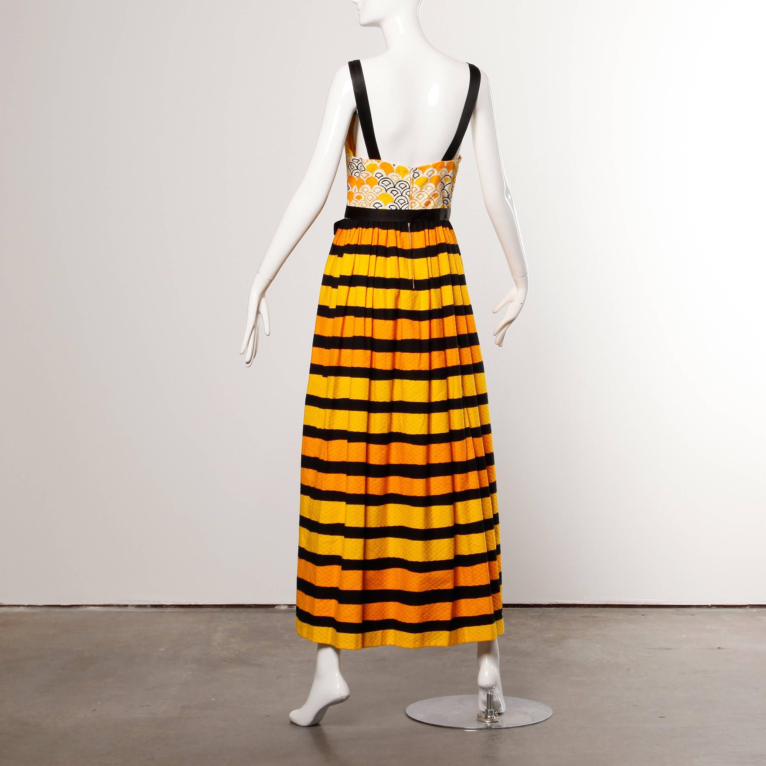 Precioso maxivestido vintage con estampado geométrico festoneado y rayas horizontales de Larry Aldrich. Mangas sin mangas y detalle de lazo.

Detalles: 

Forrado
Bolsillos laterales
Cierre trasero de cremallera y gancho
Tamaño marcado: 12
Talla