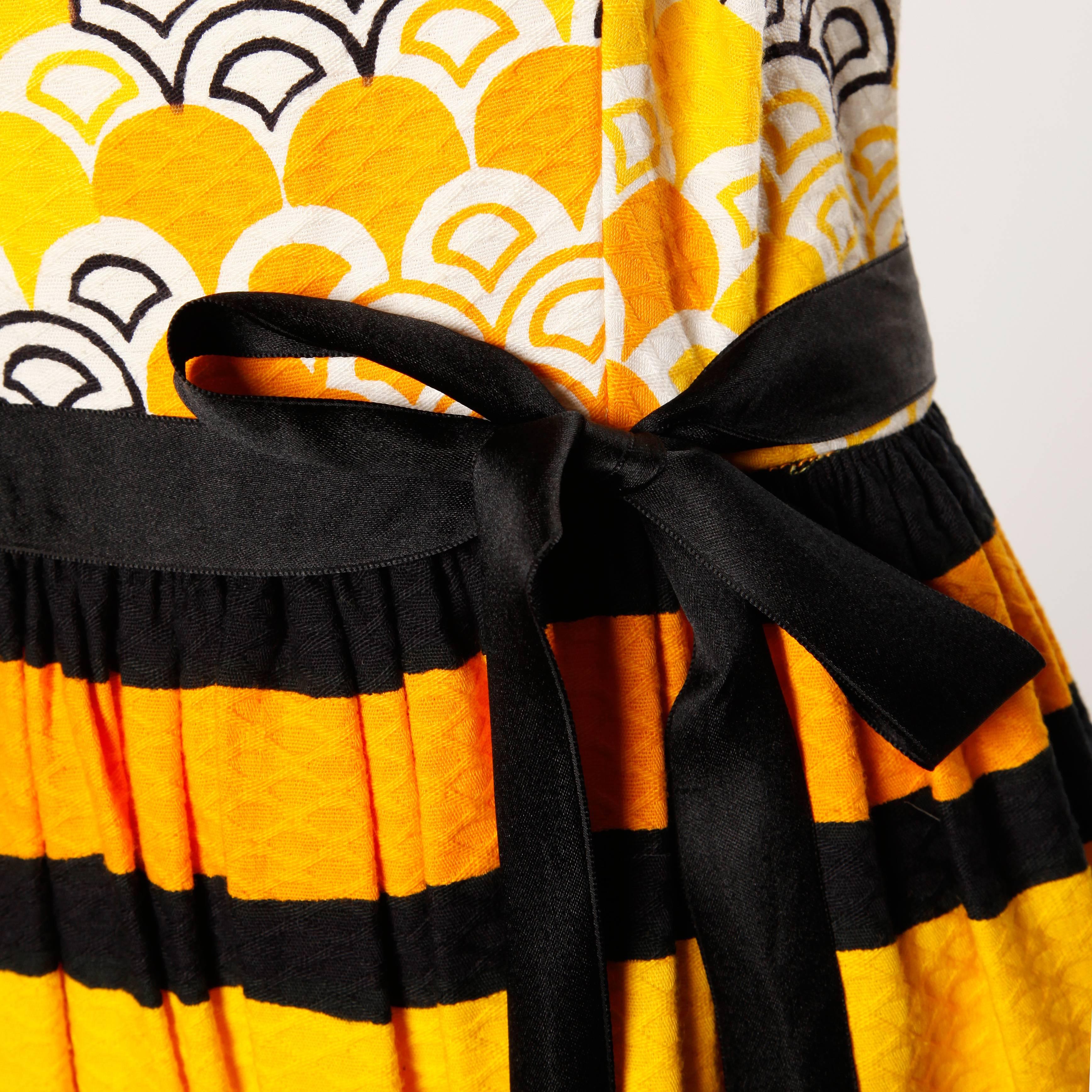 1970s Larry Aldrich Vintage Amarillo Naranja + Negro Maxi Vestido Estampado Rayas en venta 1