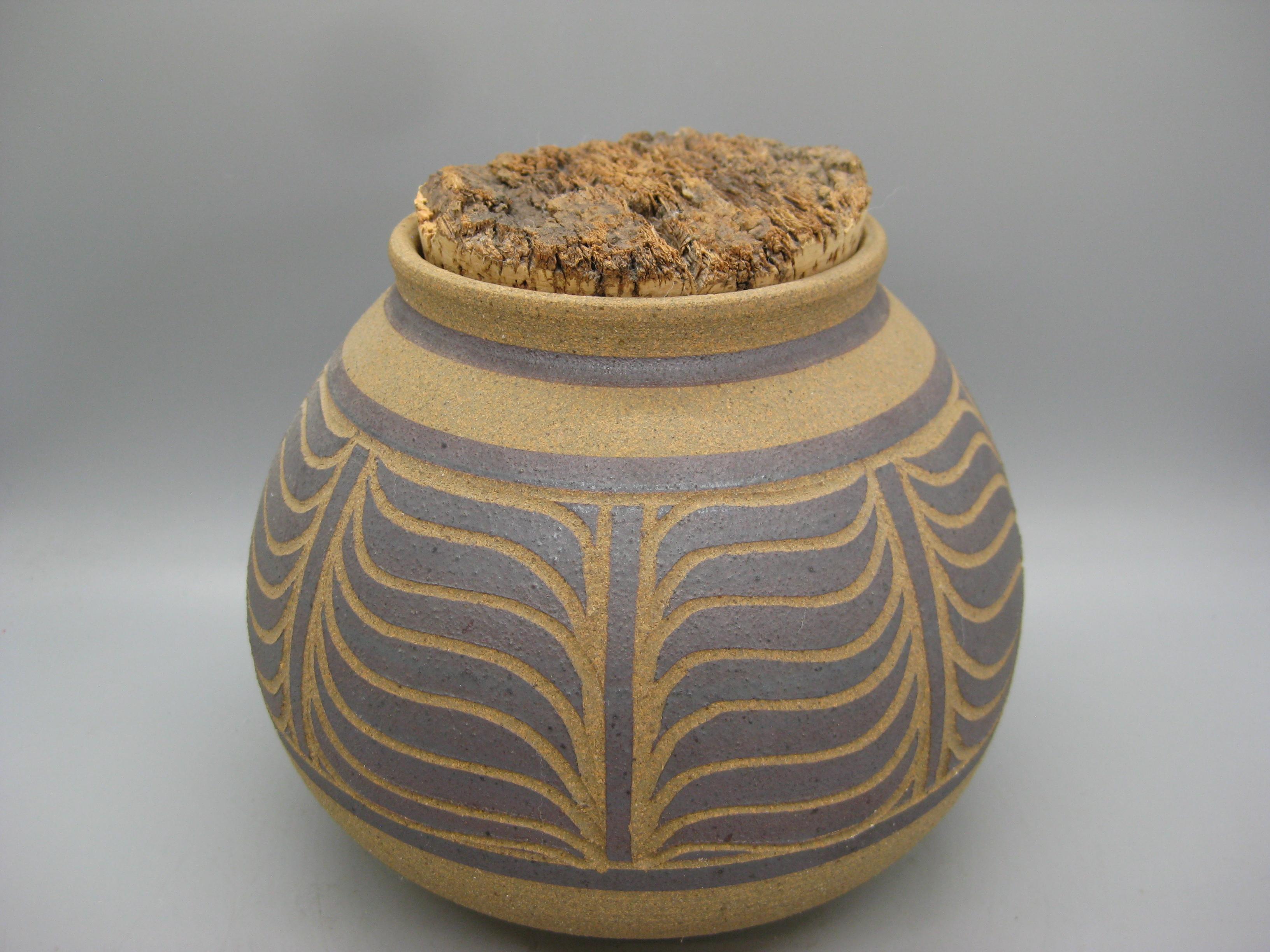 Atemberaubende Studio-Keramik Gefäß / Vase / Stash Topf von Oregon Künstler, Larry und Terry Brown.  Diese stammt aus den 1970er Jahren. Wunderschönes organisches Sgraffito-Design und Form. Hat die ursprüngliche Korken oben Einsatz. Auf der